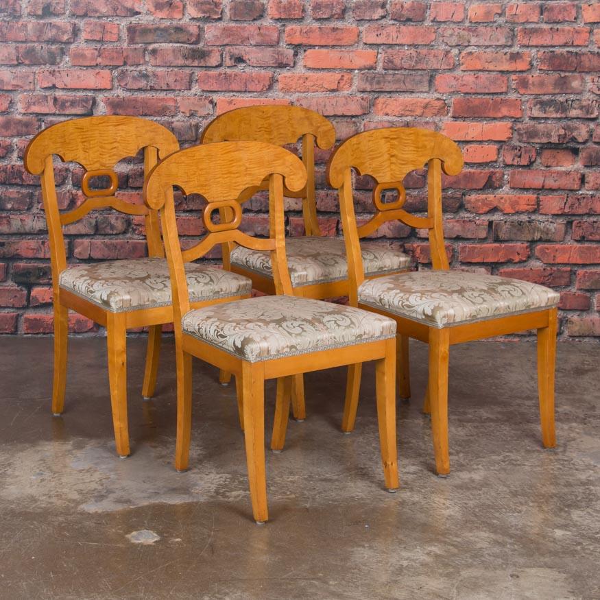 Set of Six Antique Swedish Biedermeier Yellow Birch Dining Chairs im Zustand „Gut“ in Round Top, TX