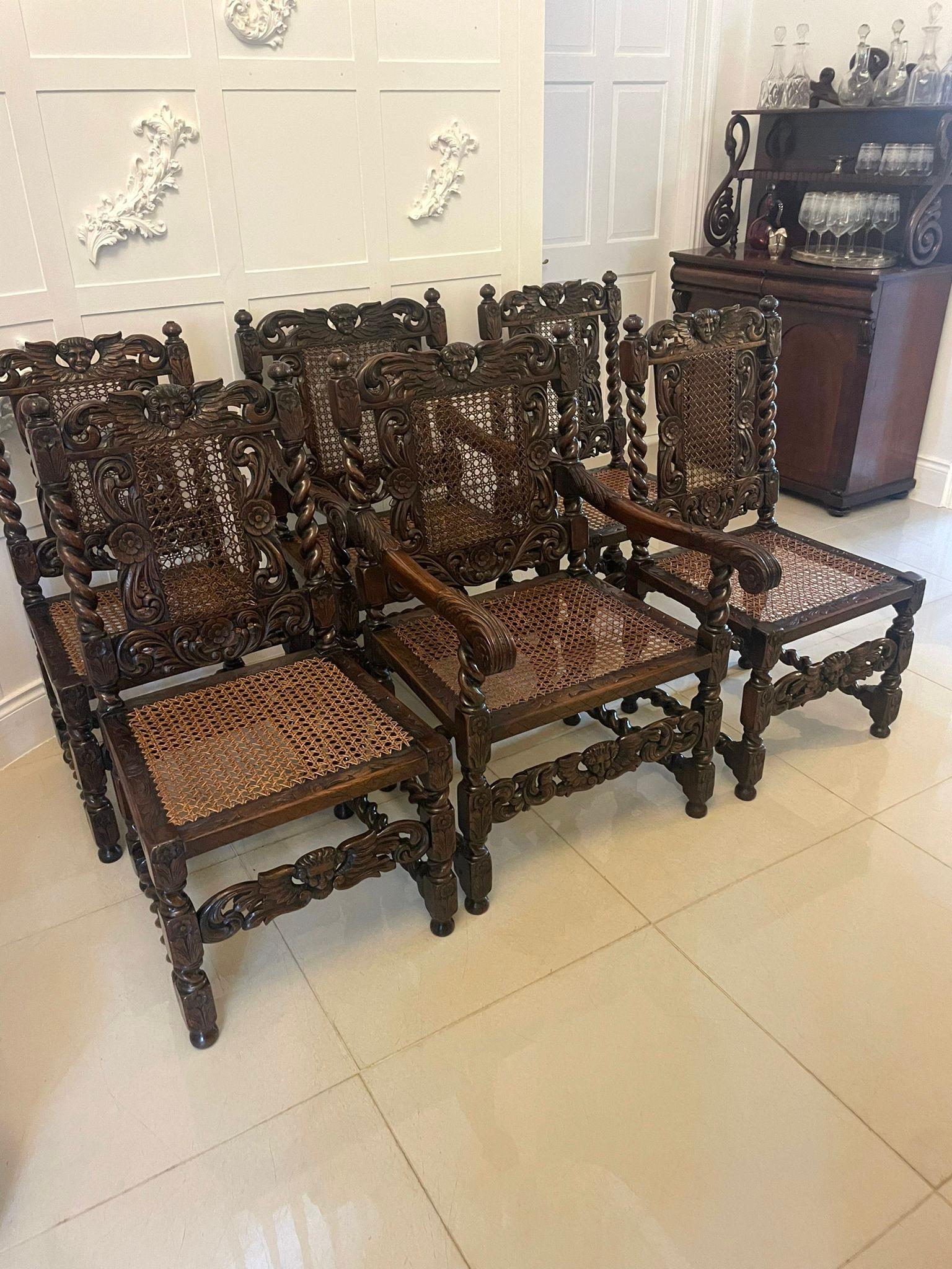 Set di sei sedie da pranzo antiche di qualità vittoriana in legno di quercia intagliato, composto da una coppia di sedie a gomito e quattro sedie singole con schienale in legno di quercia intagliato con cherubini, girasoli, foglie, volute e supporti