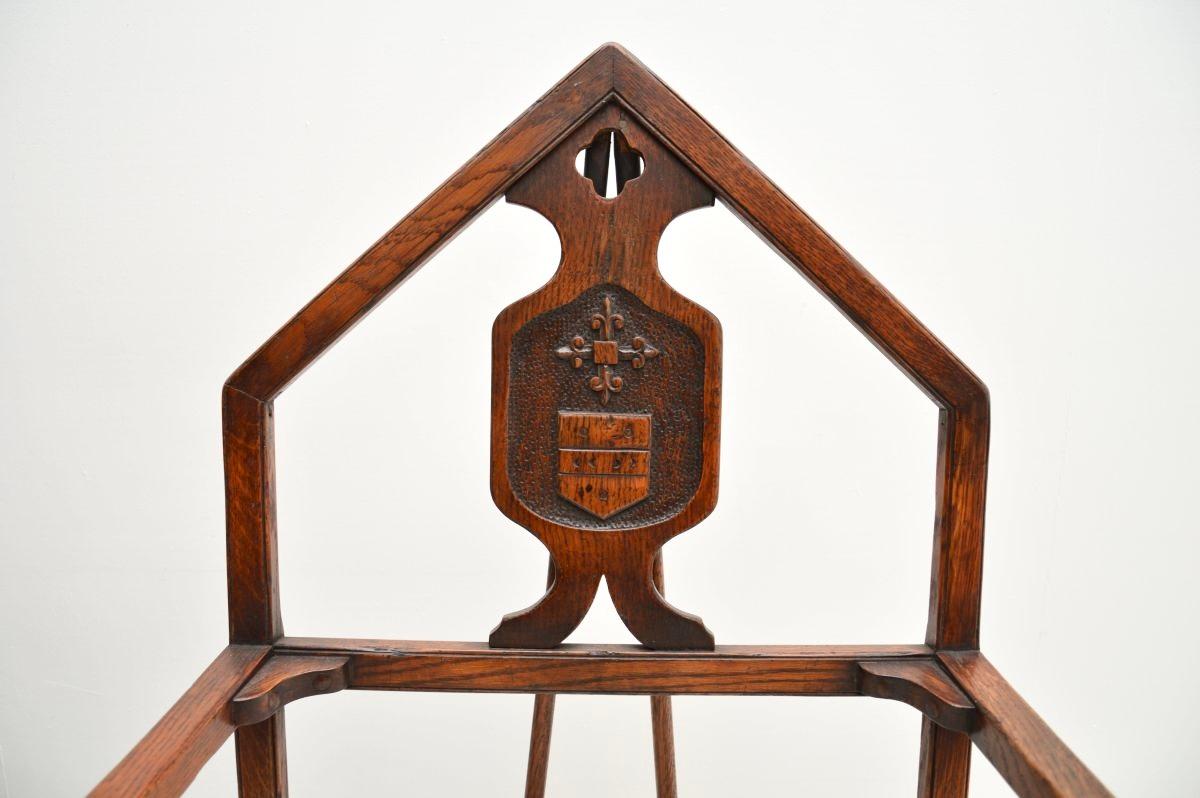 Ensemble de six chaises de salle à manger maçonniques anciennes en chêne de l'époque victorienne en vente 4