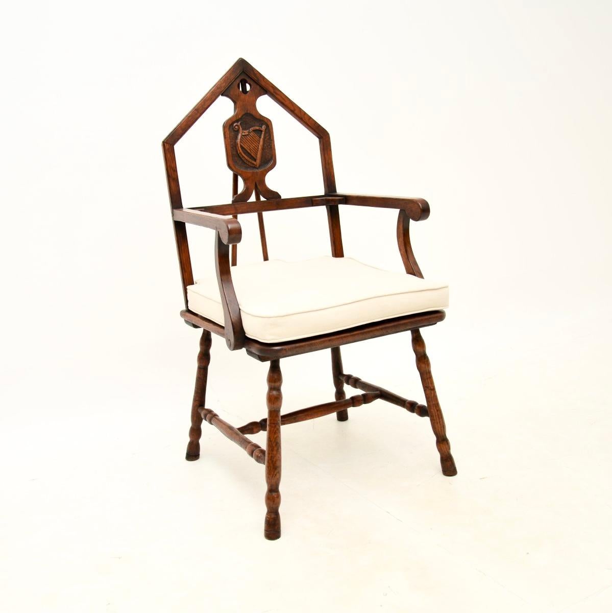 Victorien tardif Ensemble de six chaises de salle à manger maçonniques anciennes en chêne de l'époque victorienne en vente