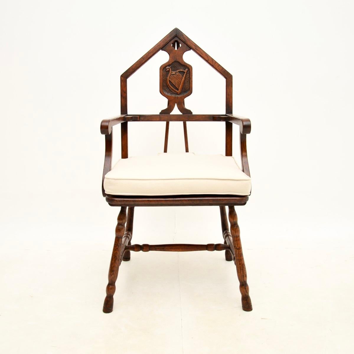 Britannique Ensemble de six chaises de salle à manger maçonniques anciennes en chêne de l'époque victorienne en vente