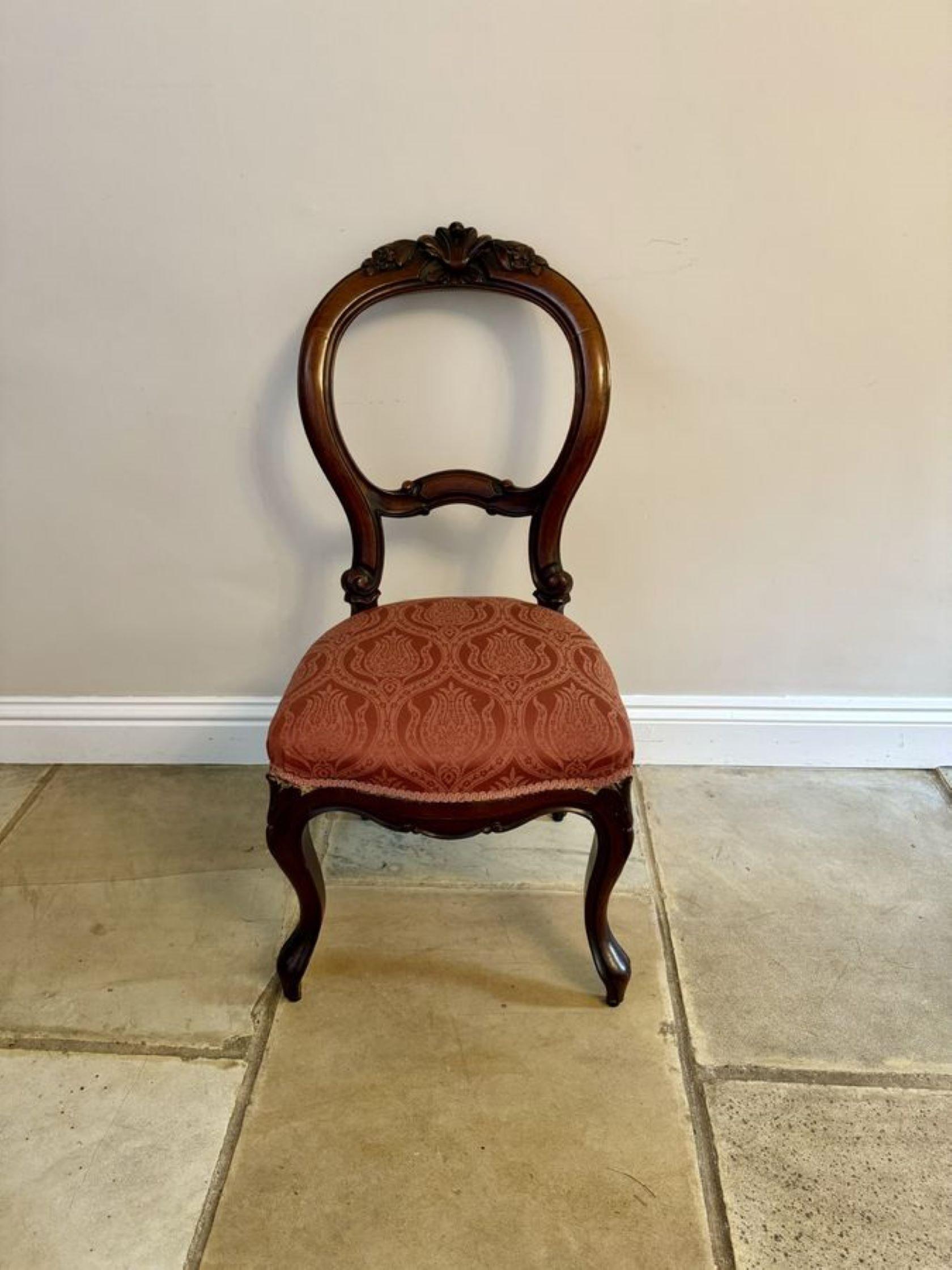 Set di sei sedie da pranzo antiche in mogano intagliato di qualità vittoriana, con schienali a forma di palloncino in mogano intagliato di qualità, sedute recentemente rivestite in tessuto di qualità, che poggiano su gambe cabriole in mogano