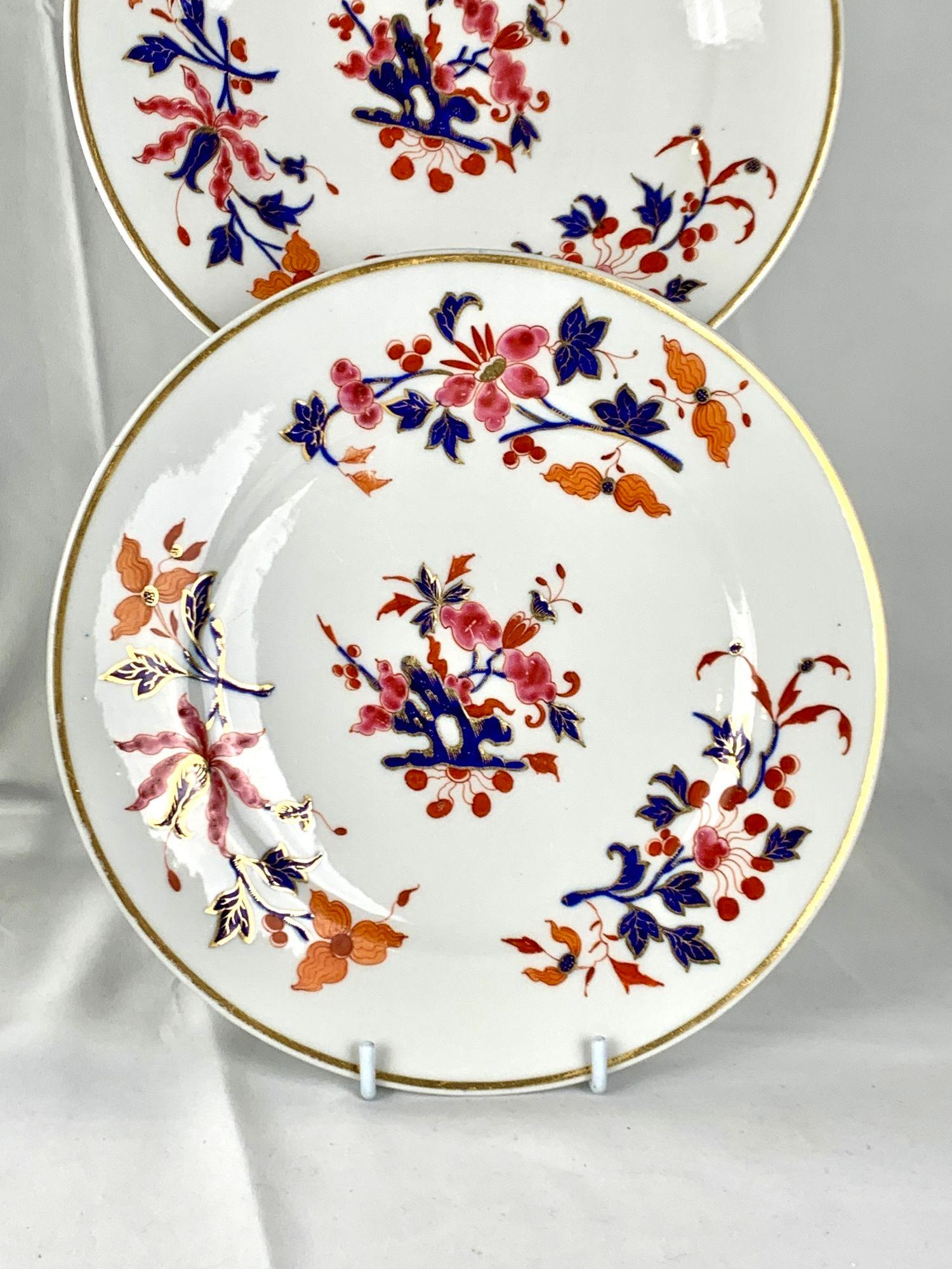 Esta vajilla de porcelana fue pintada a mano por Flight Barr & Barr Worcester entre 1792 y 1803.
Cada uno de los seis platos puede verse en una de las tres primeras imágenes.
El motivo presenta delicadas ramificaciones florales en rosa fresa suave,