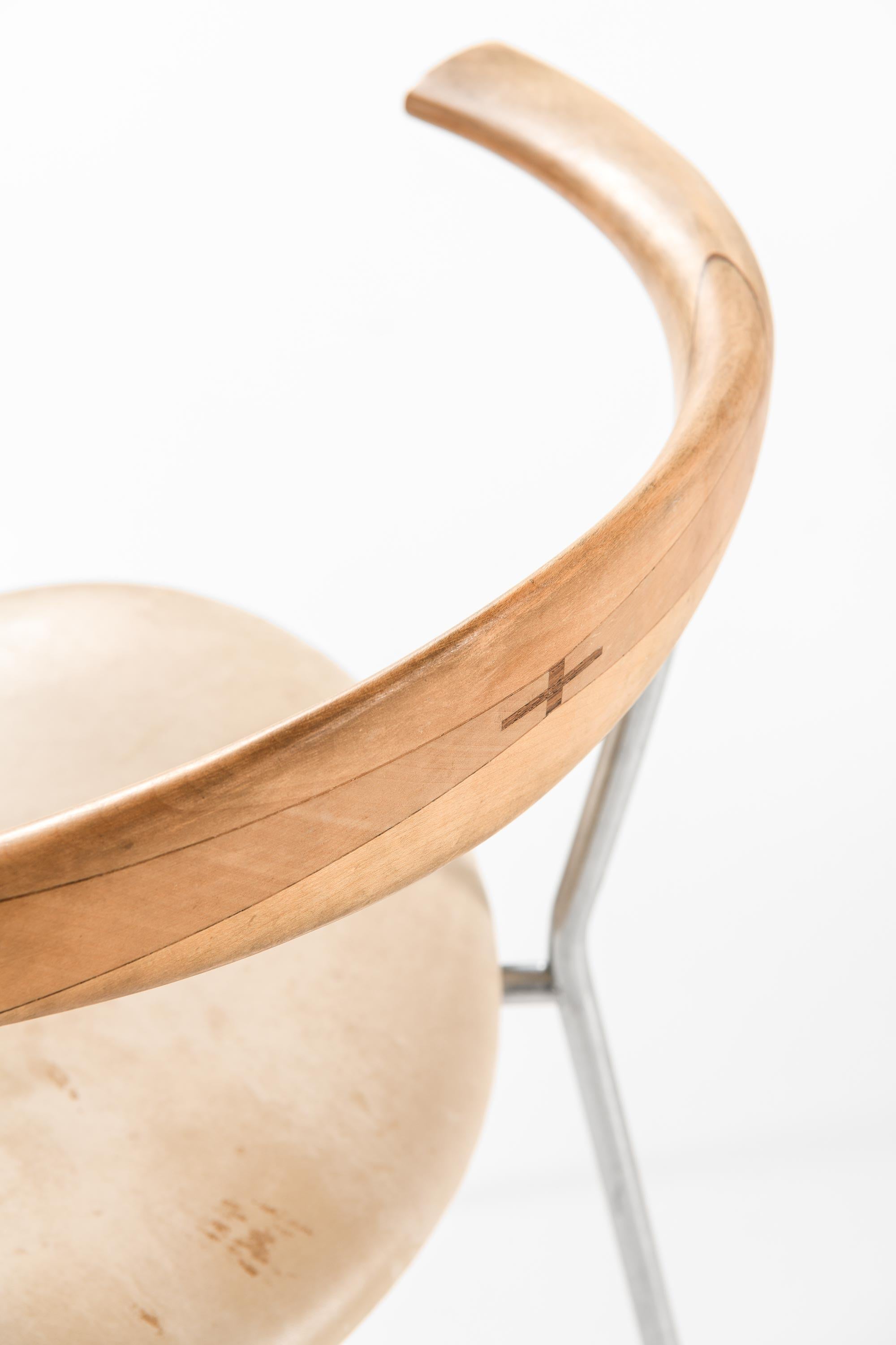 Milieu du XXe siècle Ensemble de six fauteuils, Model No. JH-701, en bouleau et acier par Hans J. Wegner, années 1960 en vente