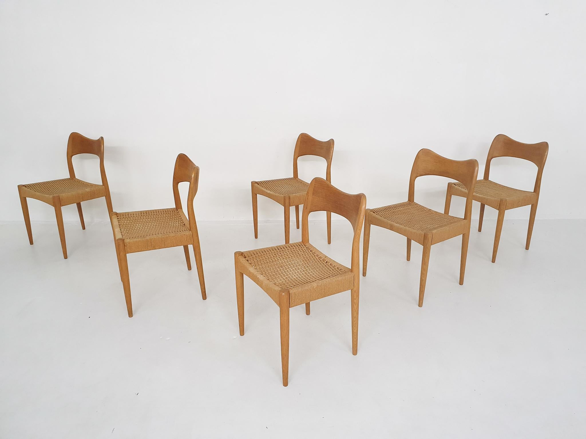 Oak dining chairs with papercord seating In good condition.
Arne Hovmand-Olsen was a Danish furniture designer. Arne Hovmand-Olsen was born in 1919 in Denmark and started his career in 1938 as a cabinetmaker for P.Olsen Sibast. He studied in a