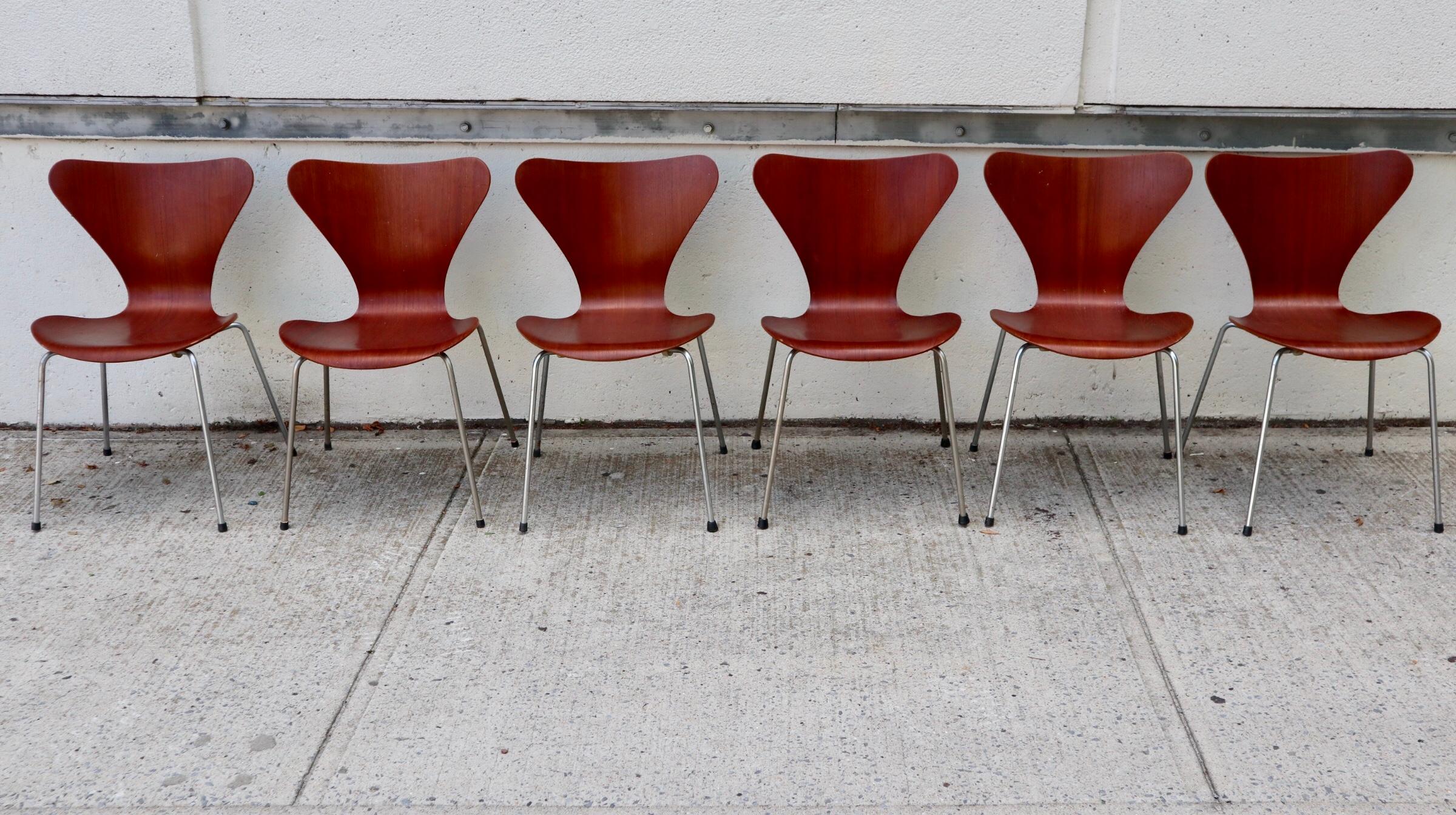 Scandinavian Modern Set of Six Arne Jacobsen Series 7 Chairs for Fritz Hansen
