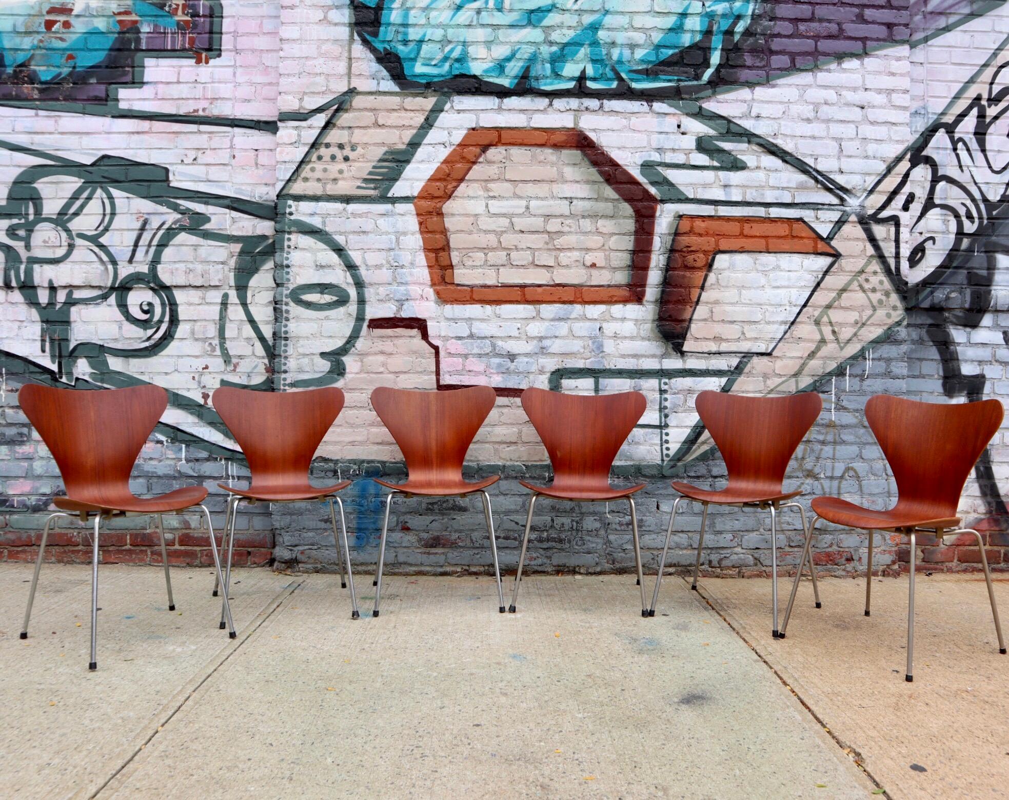 Scandinavian Modern Set of Six Arne Jacobsen Series 7 Chairs in Teak Produced by Fritz Hansen