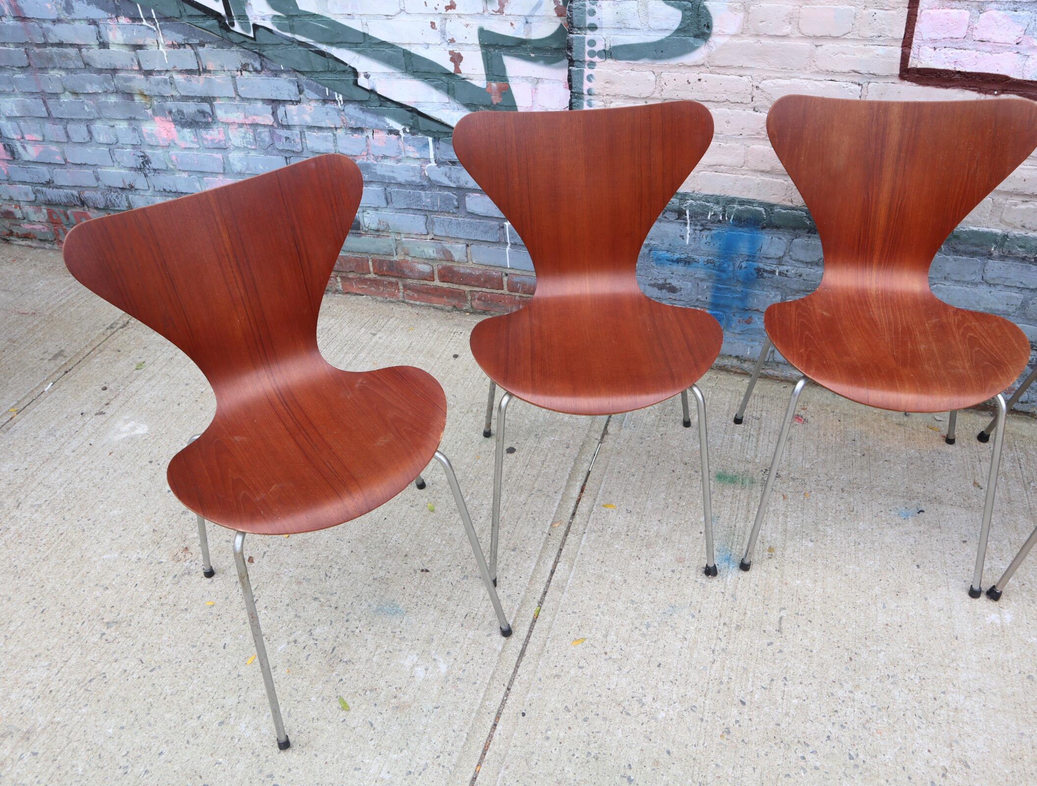 Set of Six Arne Jacobsen Series 7 Chairs in Teak Produced by Fritz Hansen In Fair Condition In Brooklyn, NY