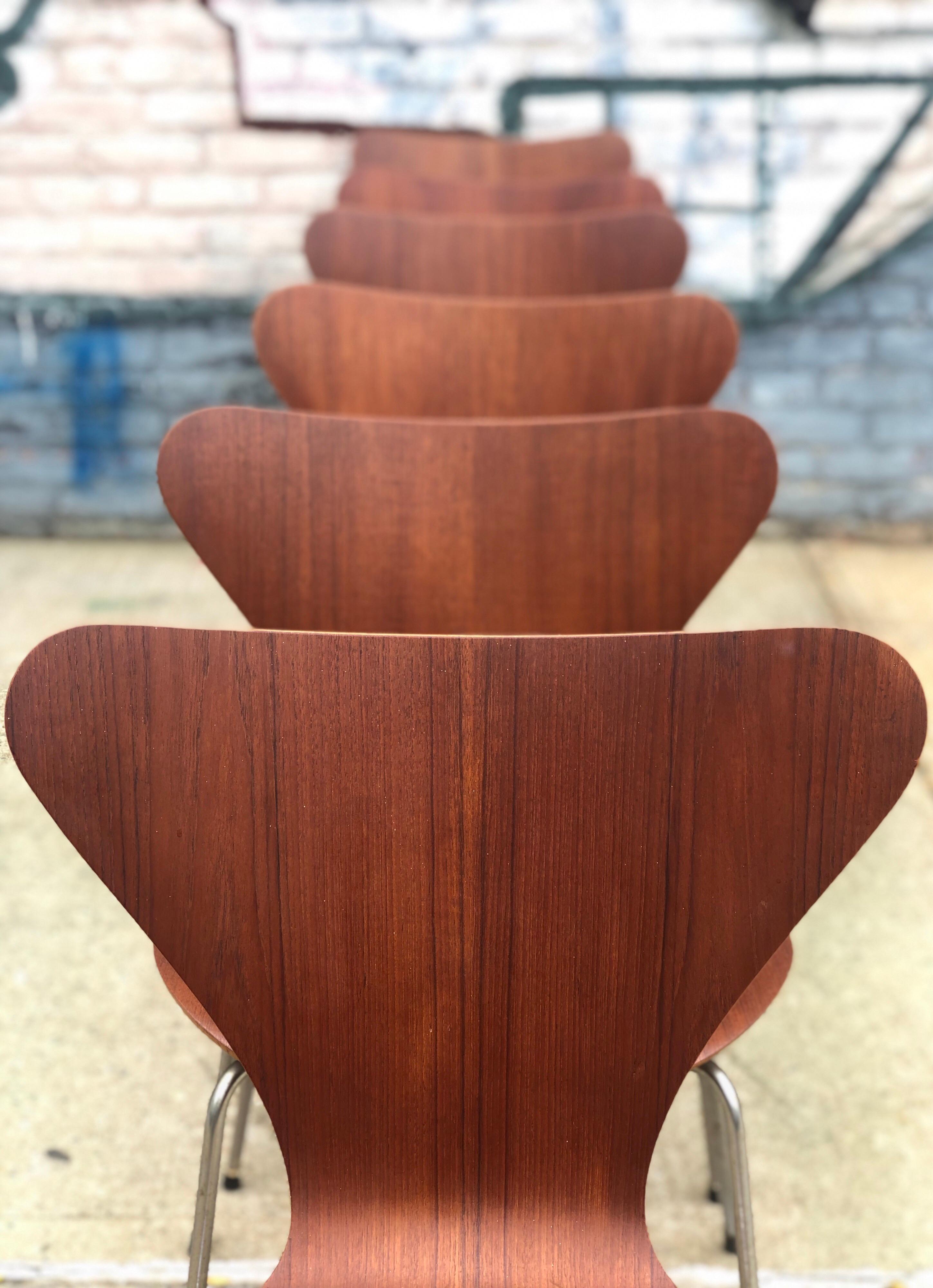 Set of Six Arne Jacobsen Series 7 Chairs in Teak Produced by Fritz Hansen 2