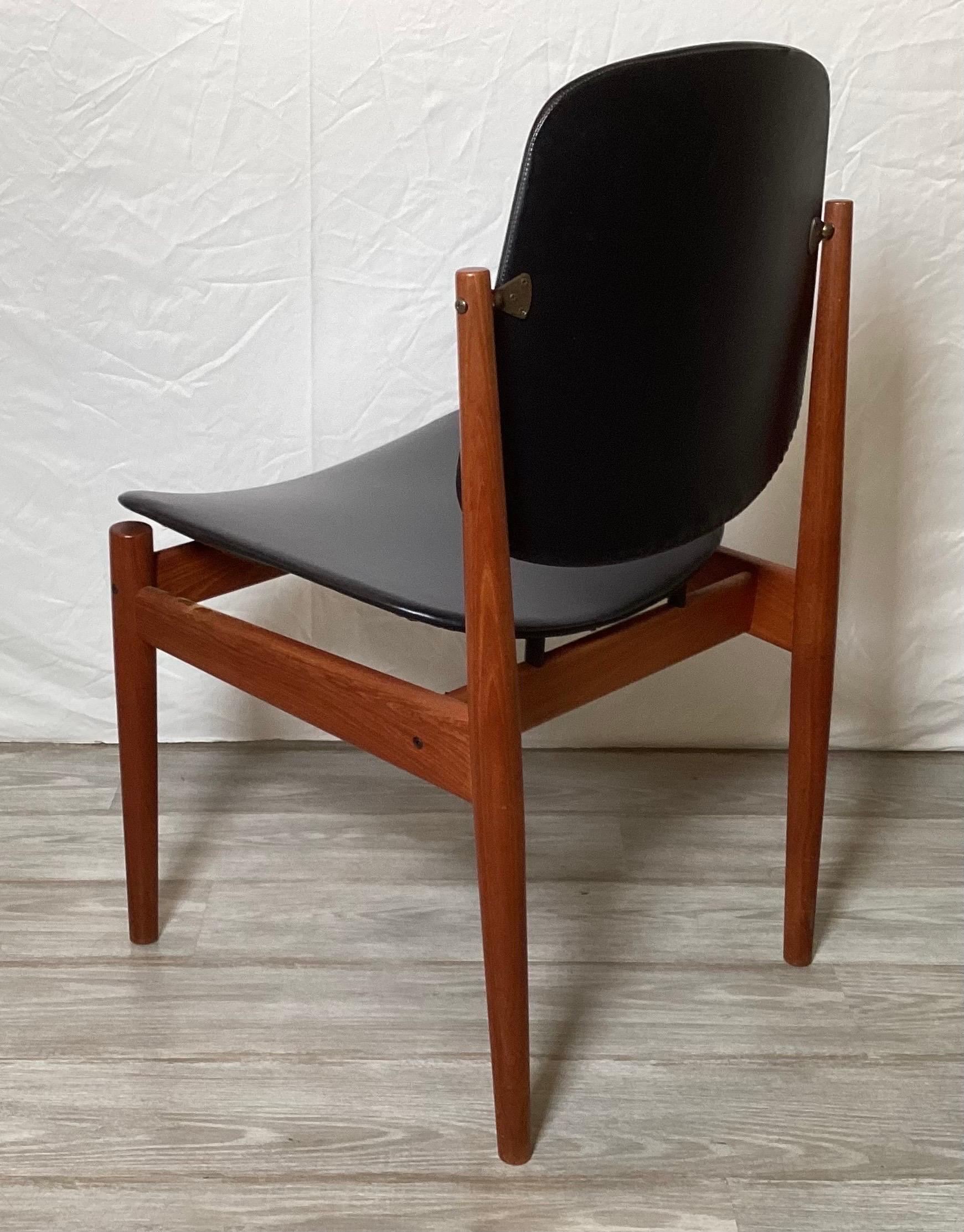 Set of six Arne miVodder mid-century Dining Room chairs (Kunstleder) im Angebot