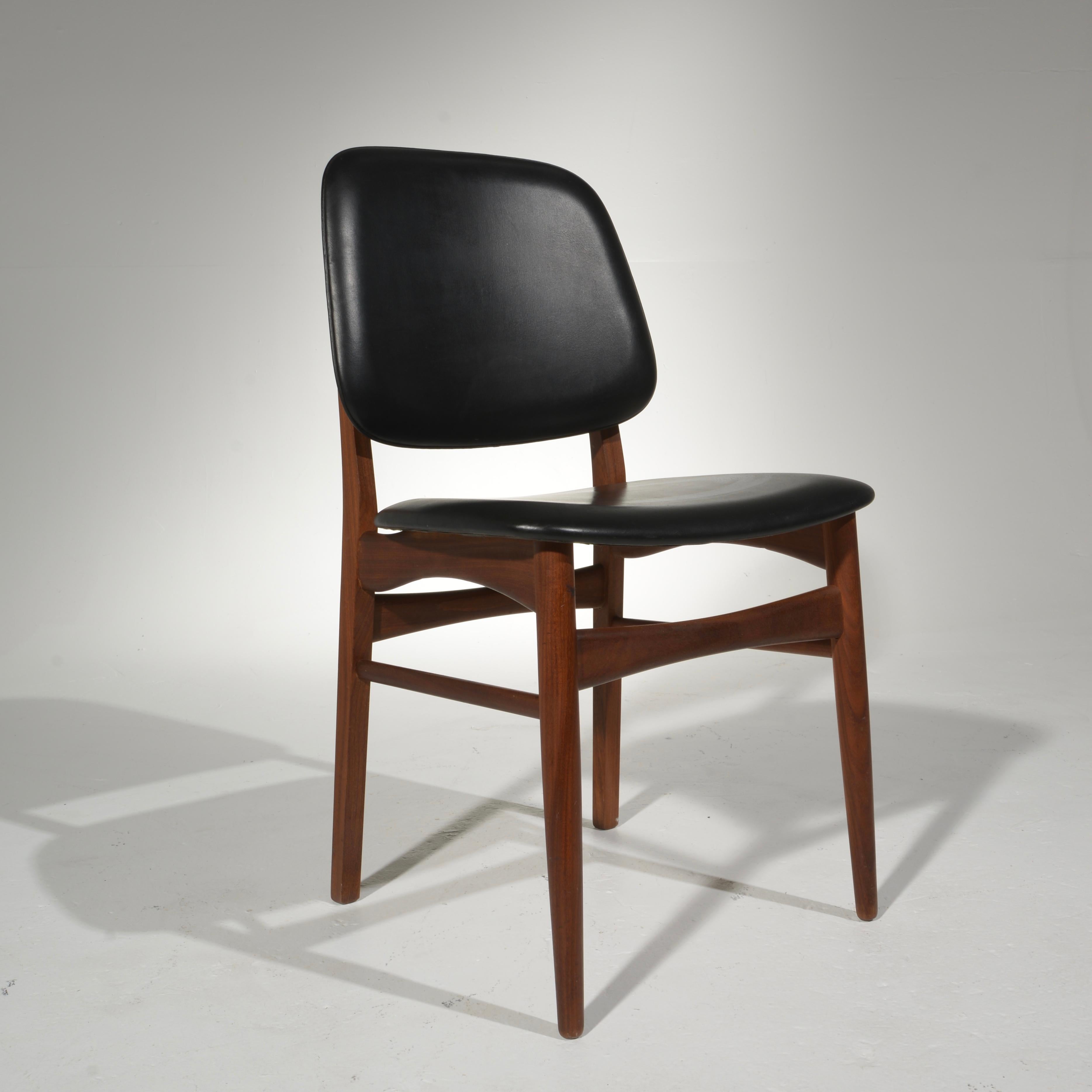 This is an excellent set of 6 danish modern dining chairs in the style of Arne Vodder and Arne Hovmand-Olsen.  All 6 are in excellent and ready to use condition.  Made from solid teak.