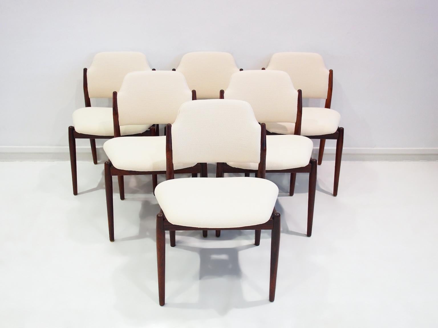 Mid-Century Modern Set of Six Arne Vodder for Sibast Hardwood Chairs with White Textile Covers For Sale