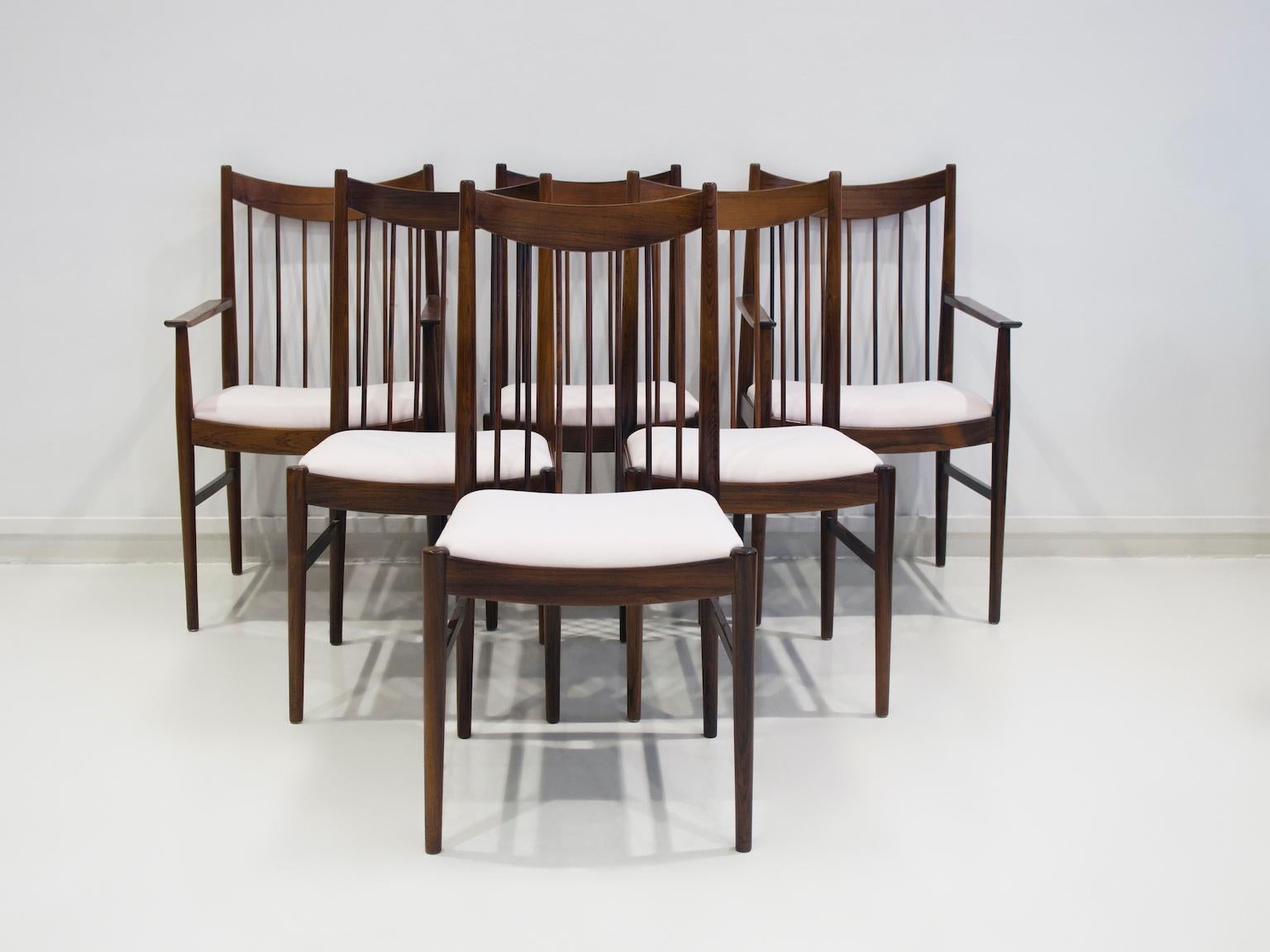 Set of six chairs, model 422, designed by Arne Vodder in the 1960s. Four chairs without arms and two with arms. Frame in solid hardwood, seats reupholstered in very light pink furniture fabric, 63% CO and 37% LI. Produced by Sibast Furniture.