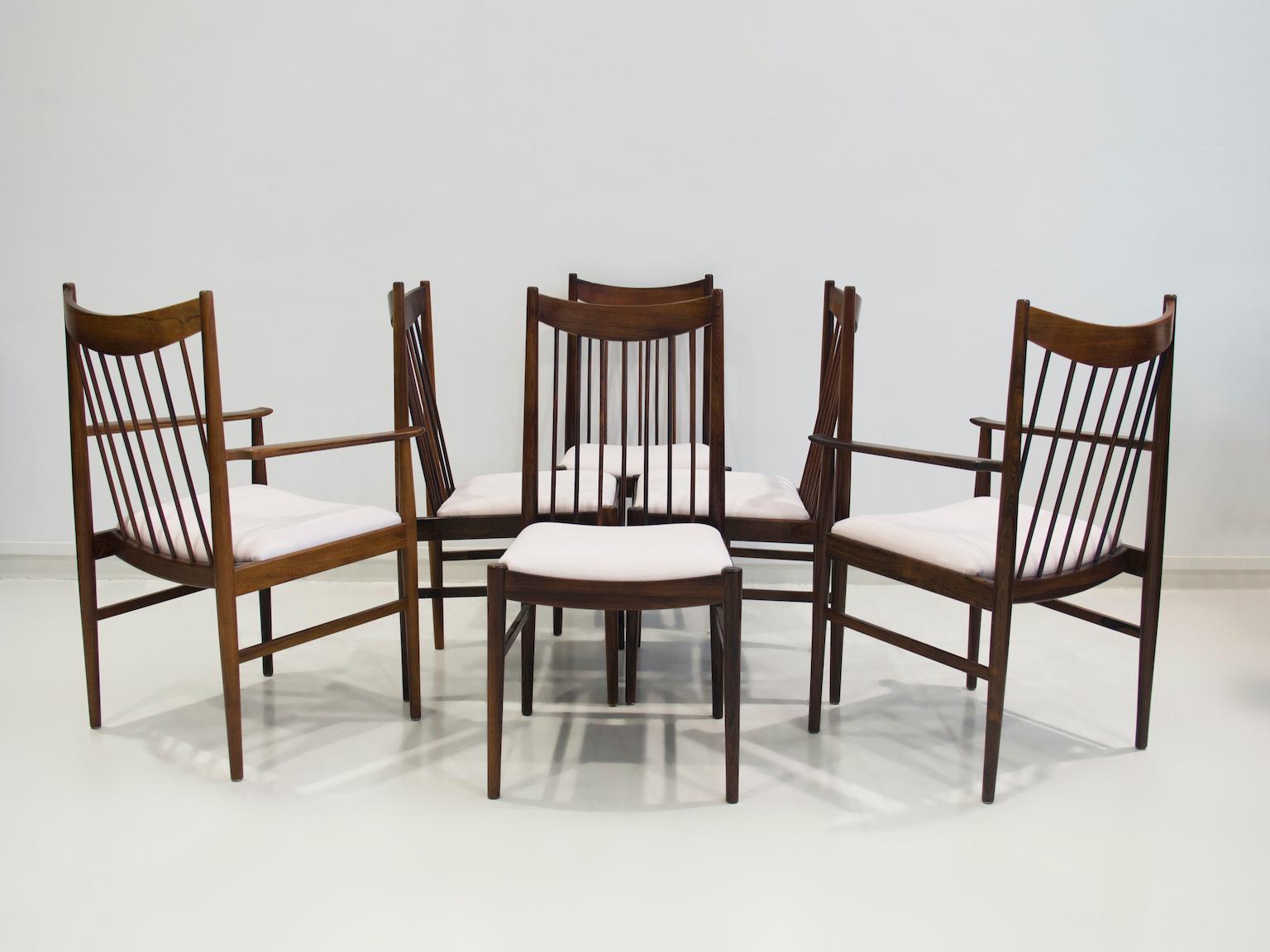 Satz von sechs Arne Vodder-Holz-Esszimmerstühlen Modell 422 mit Stoffpolsterung (Skandinavische Moderne) im Angebot