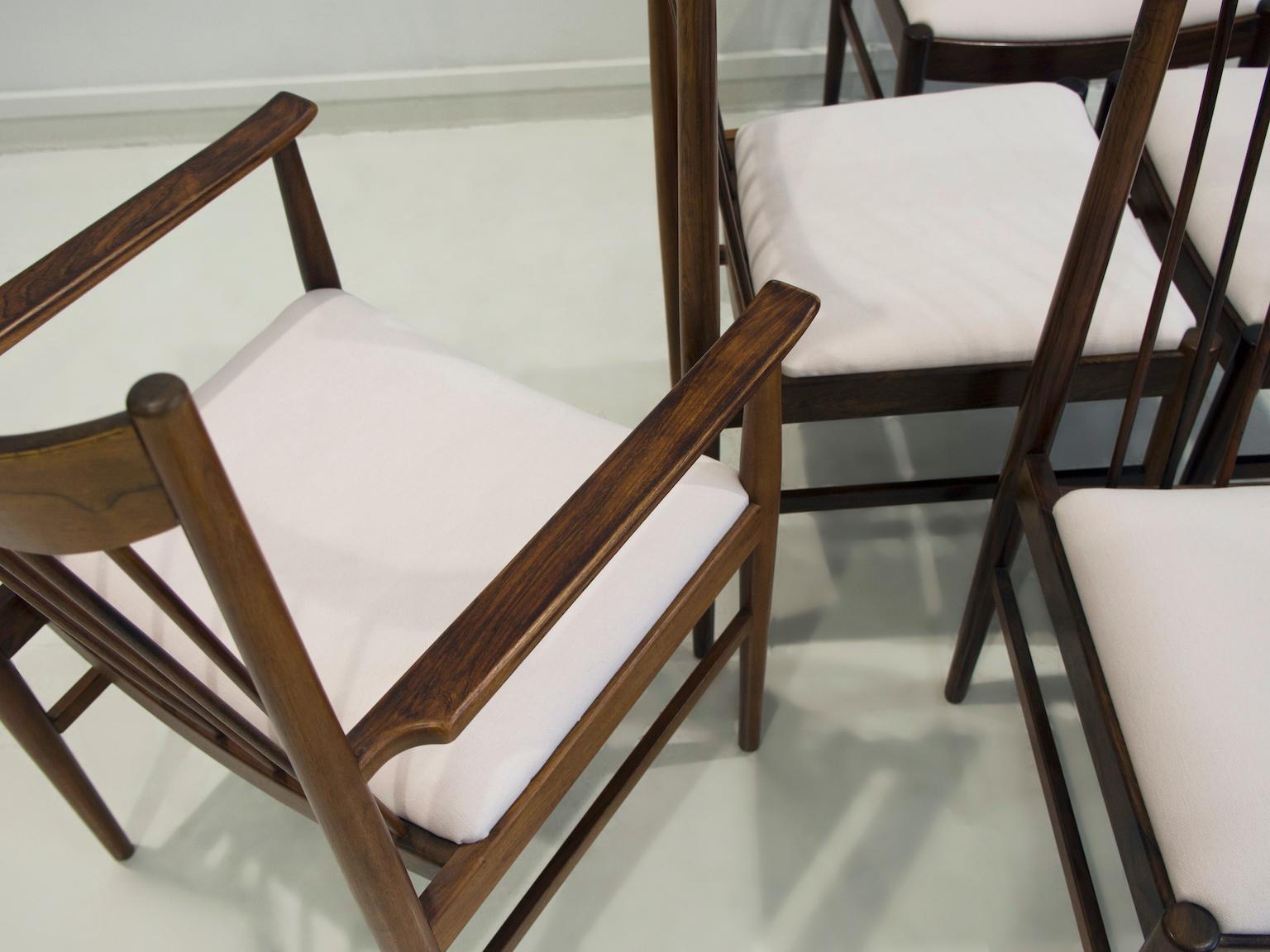 Satz von sechs Arne Vodder-Holz-Esszimmerstühlen Modell 422 mit Stoffpolsterung im Zustand „Gut“ im Angebot in Madrid, ES