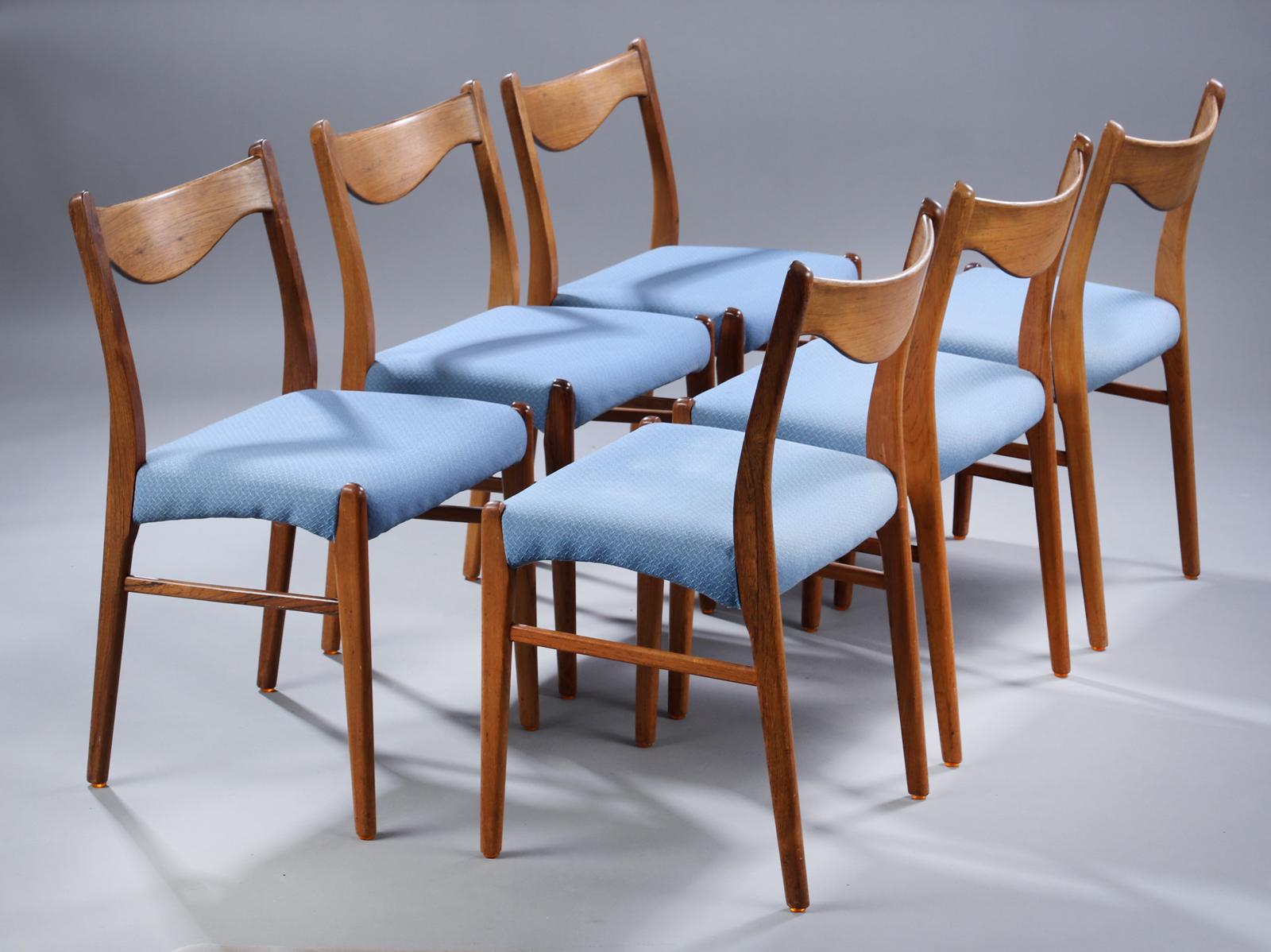 Arne Wahl Iversen. Set of six hardwood chairs, seats upholstered in blue fabric.
Measures: H. 79/45, B. 48 cm. Made at Glyngøre Stolefabrik, with stamp from here. Model GS61. Traces of wear, stains on cover. Good vintage condition. New upholstery