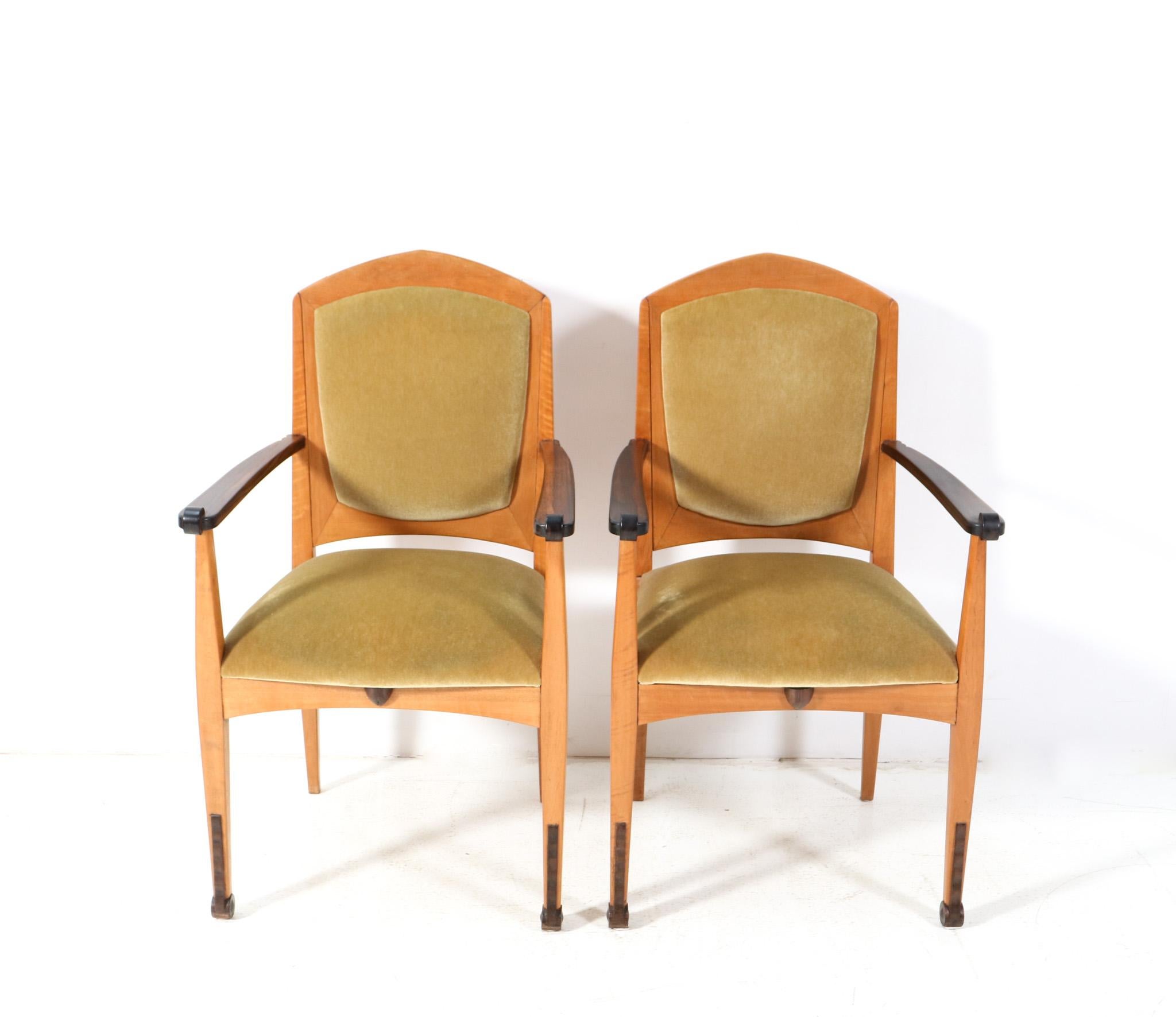 Magnificent and rare set of six Art Deco Amsterdamse School dining room chairs.
Design by J.J. Zijfers Amsterdam.
Striking Dutch design from the 1920s.
Solid walnut frames with solid macassar elements.
Re-upholstered by the former owners with green
