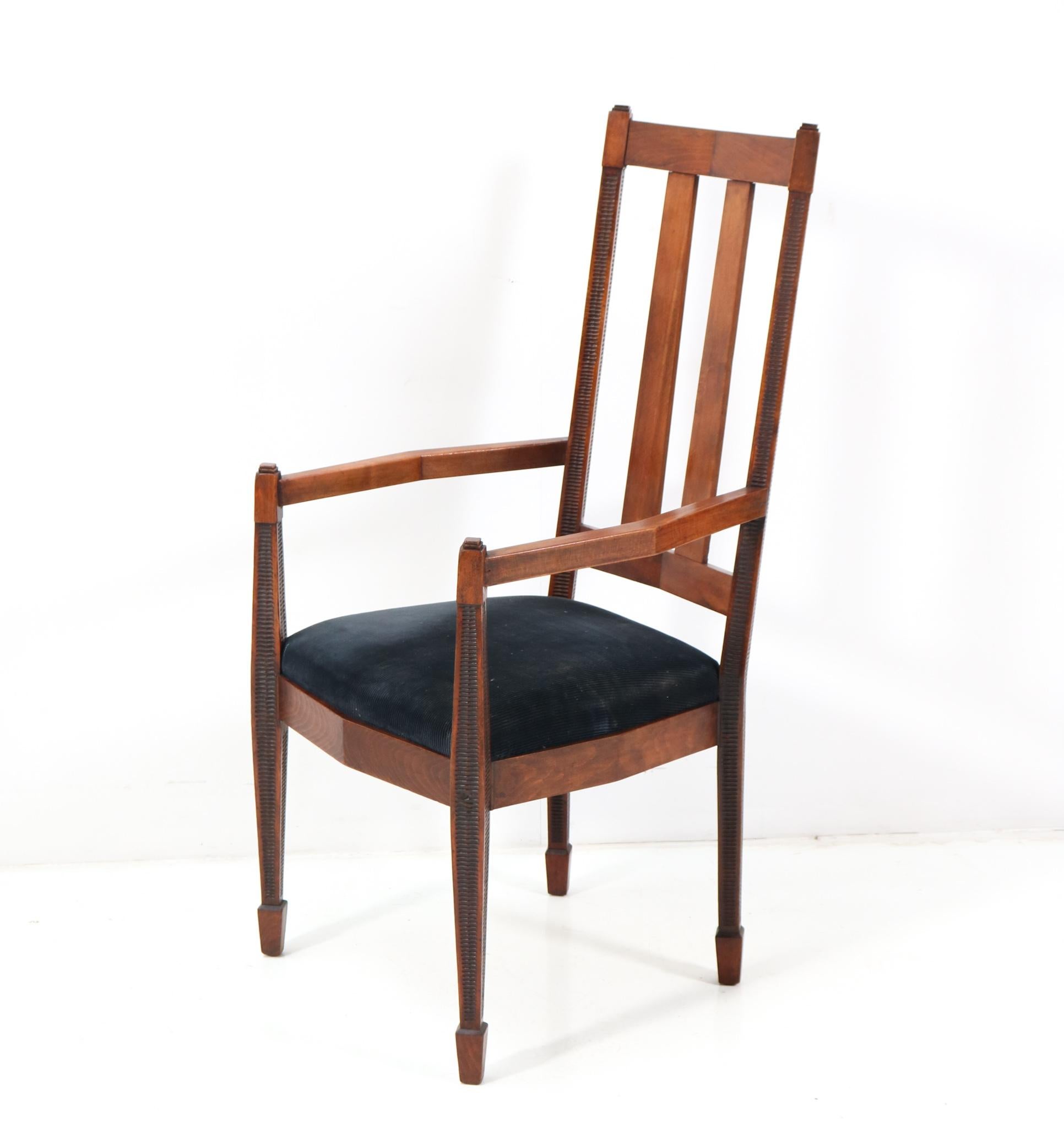 Prächtiger und seltener Satz von fünf Art Deco Amsterdamse School Esszimmerstühlen und einem passenden Sessel.
Auffälliges niederländisches Design aus den 1920er Jahren.
Rahmen aus massiver gebeizter Buche mit schwarzem Manchester-Cord-Stoff.
Dieser