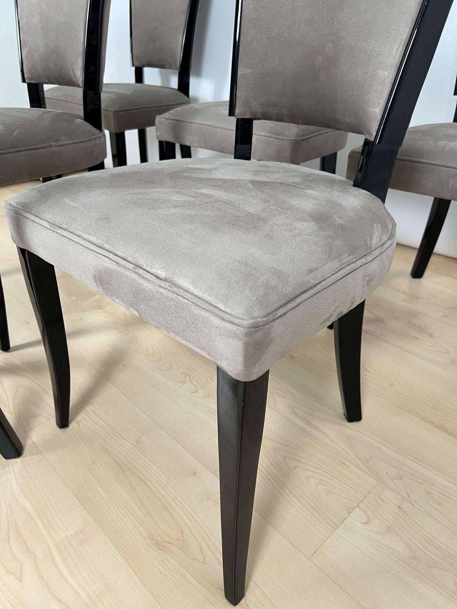 Satz von sechs Art Deco Stühlen, schwarzer Lack, graues Alcantara, Frankreich um 1930 (Art déco) im Angebot