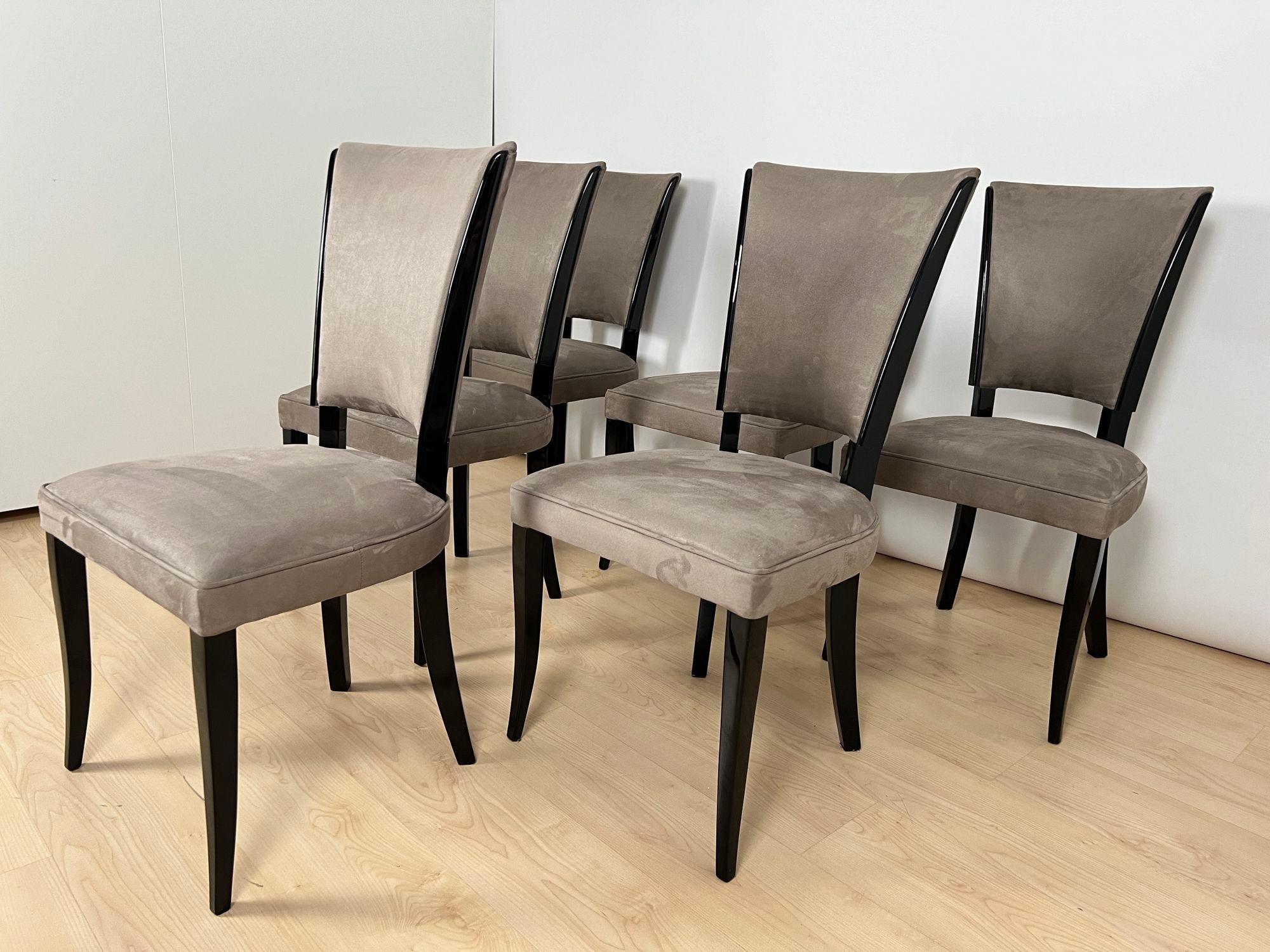 Satz von sechs Art Deco Stühlen, schwarzer Lack, graues Alcantara, Frankreich um 1930 (Französisch) im Angebot