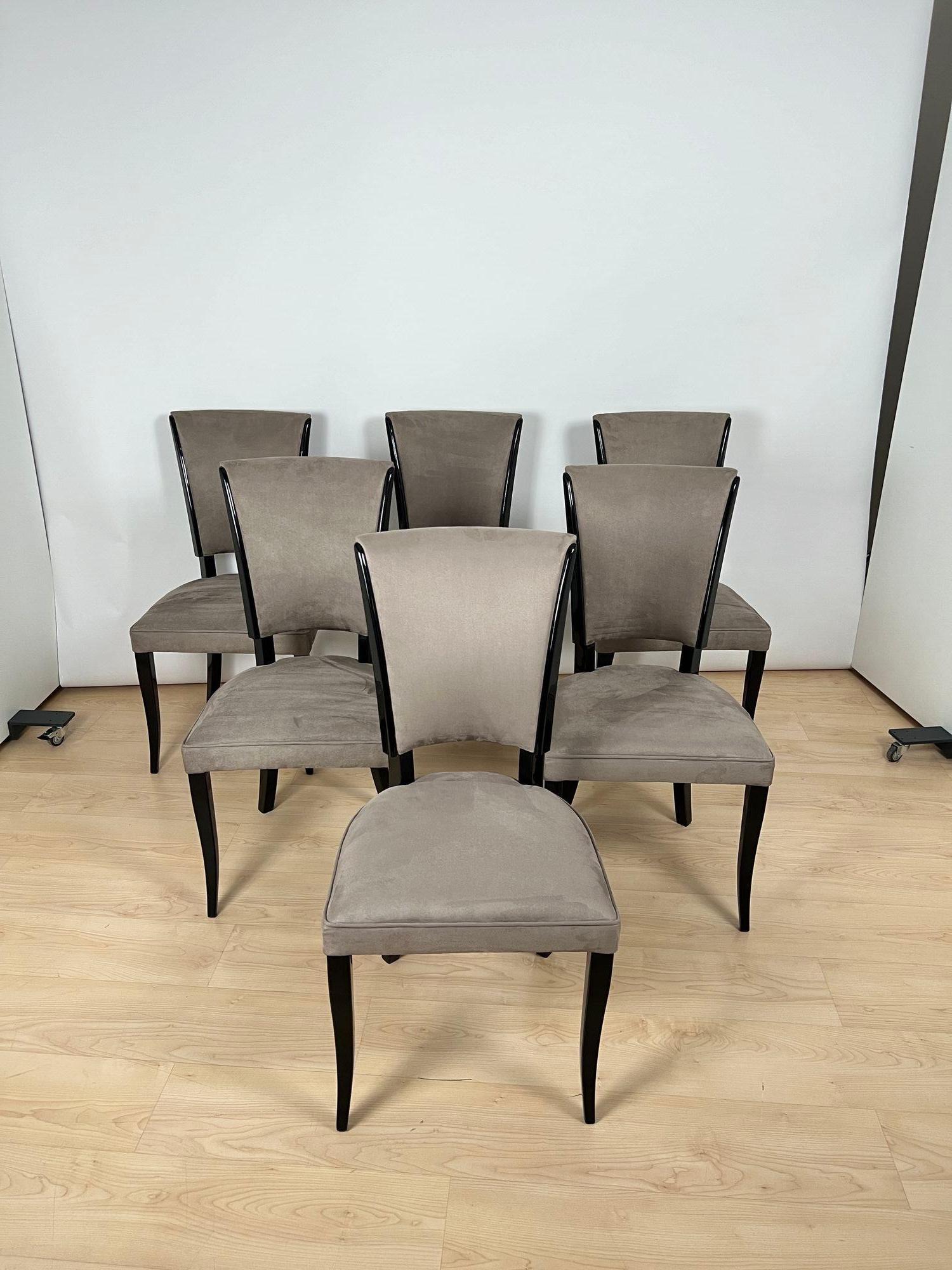 Satz von sechs Art Deco Stühlen, schwarzer Lack, graues Alcantara, Frankreich um 1930 (Lackiert) im Angebot