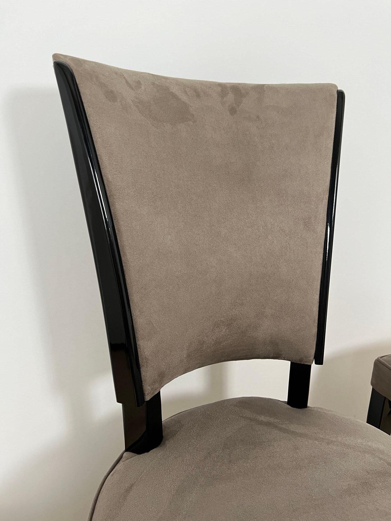Satz von sechs Art Deco Stühlen, schwarzer Lack, graues Alcantara, Frankreich um 1930 im Angebot 1