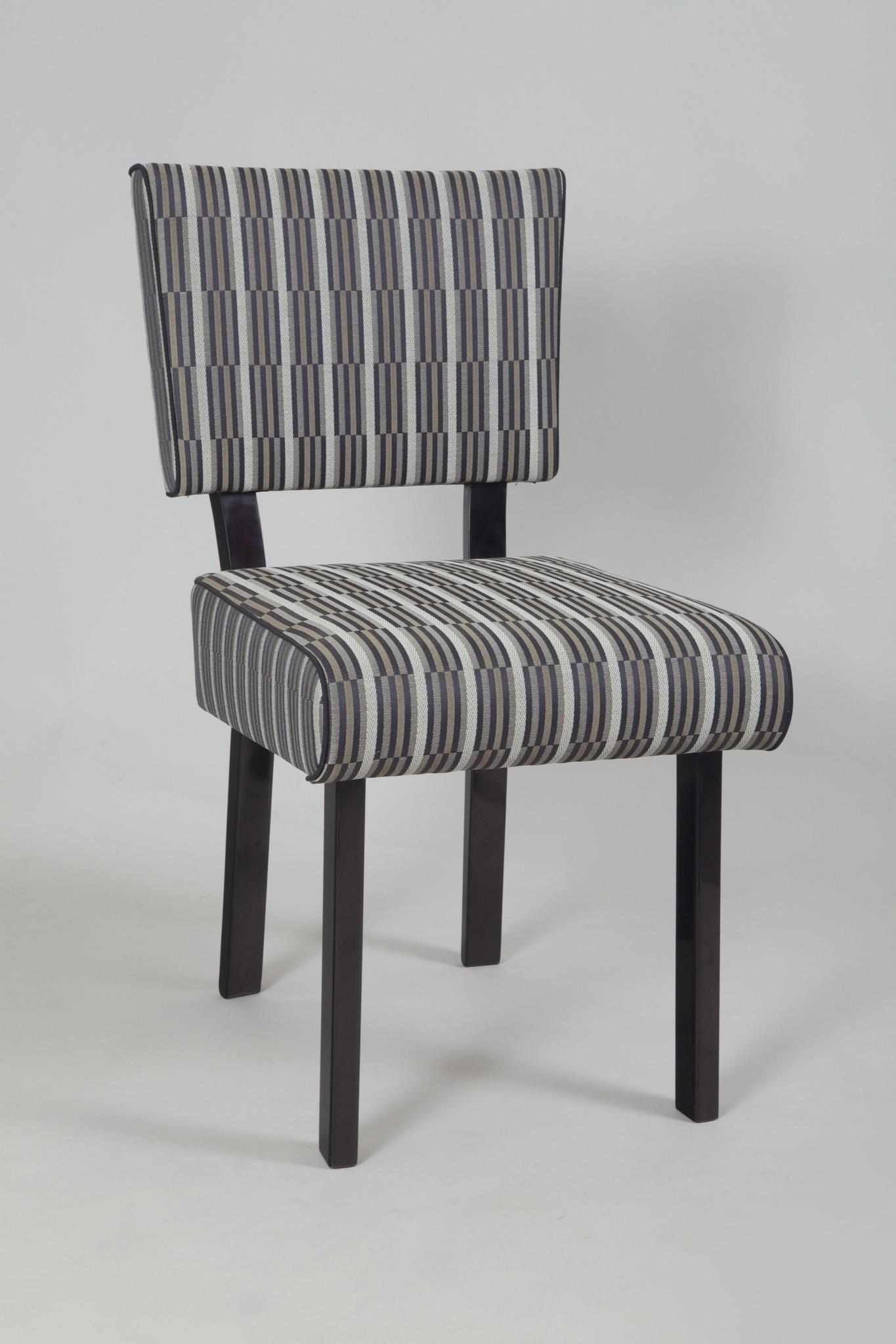 Ensemble de salle à manger Functionalism - 6 pièces de chaises en polish noir, nouvellement tapissées au tissu Backhausen selon les dessins originaux.