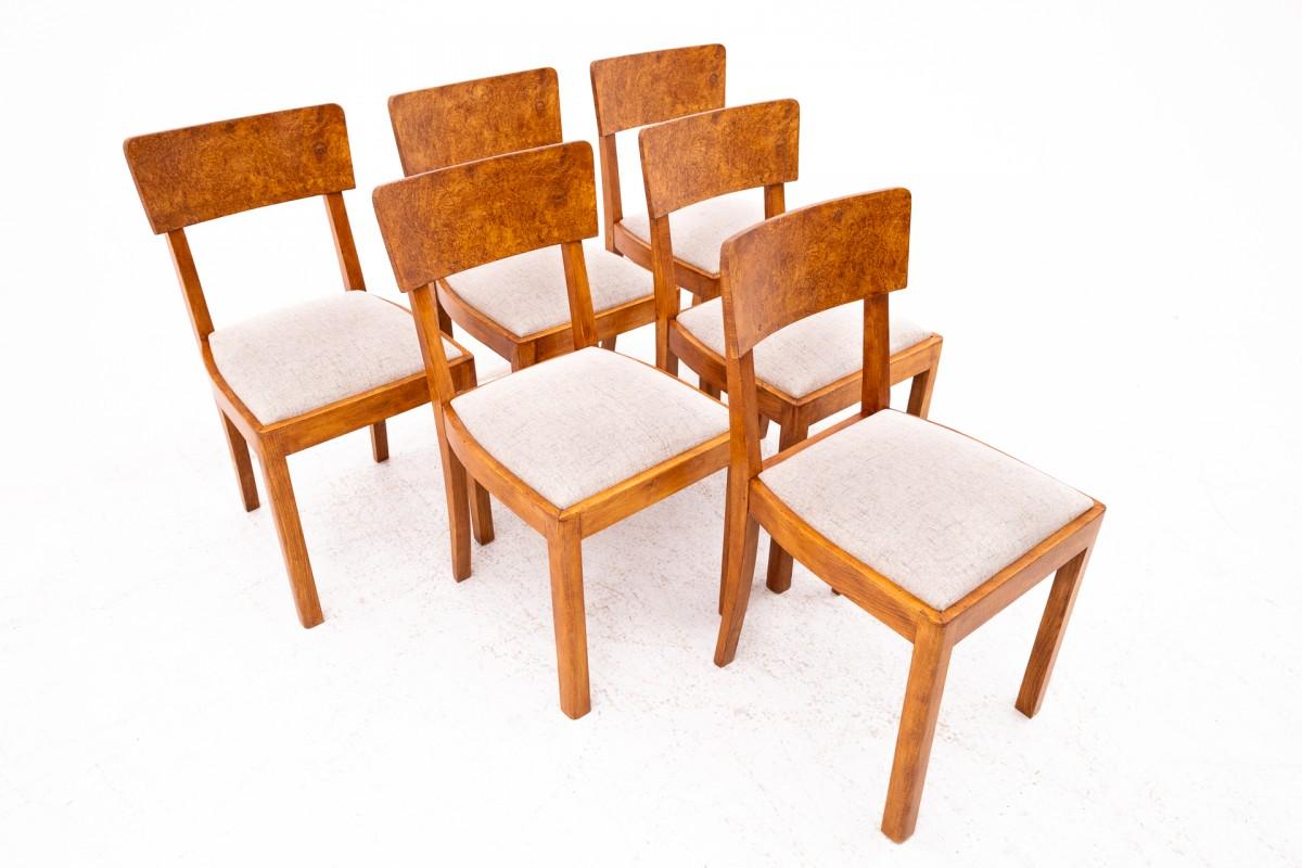 Sedie Art Deco, Polonia, anni '40.

Fabrice in ottime condizioni dopo una ristrutturazione professionale, la seduta è stata rivestita con un nuovo tessuto.

Dimensioni: altezza 80 cm / altezza seduta 44 cm / larghezza 41 cm / profondità 51 cm