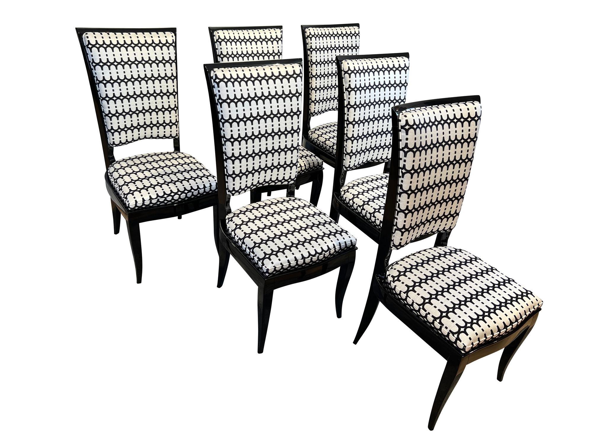 Satz von sechs Art Déco Stühlen mit hoher Rückenlehne, schwarz lackiert, Frankreich um 1930

Schöner Satz von 6 Art Deco Stühlen, vollständig restauriert, aus Frankreich um 1930.
Massivholz aus Buche. Schwarzer Hochglanz-Klavierlack. Neu gepolstert