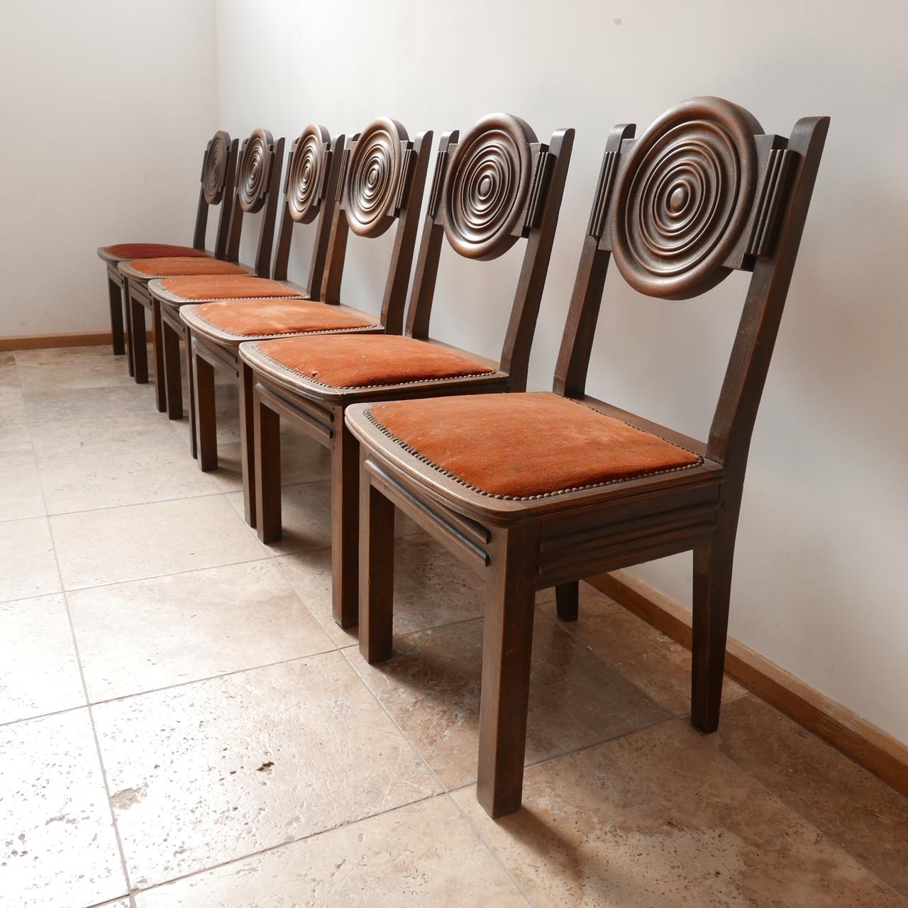 Un ensemble de six chaises de salle à manger art déco,

France, années 1930. 

A la manière de Dudouyt. 

Dos circulaires sculptés. 

La tapisserie d'origine en velours a été conservée, mais elle est usée et doit être modernisée. Nous