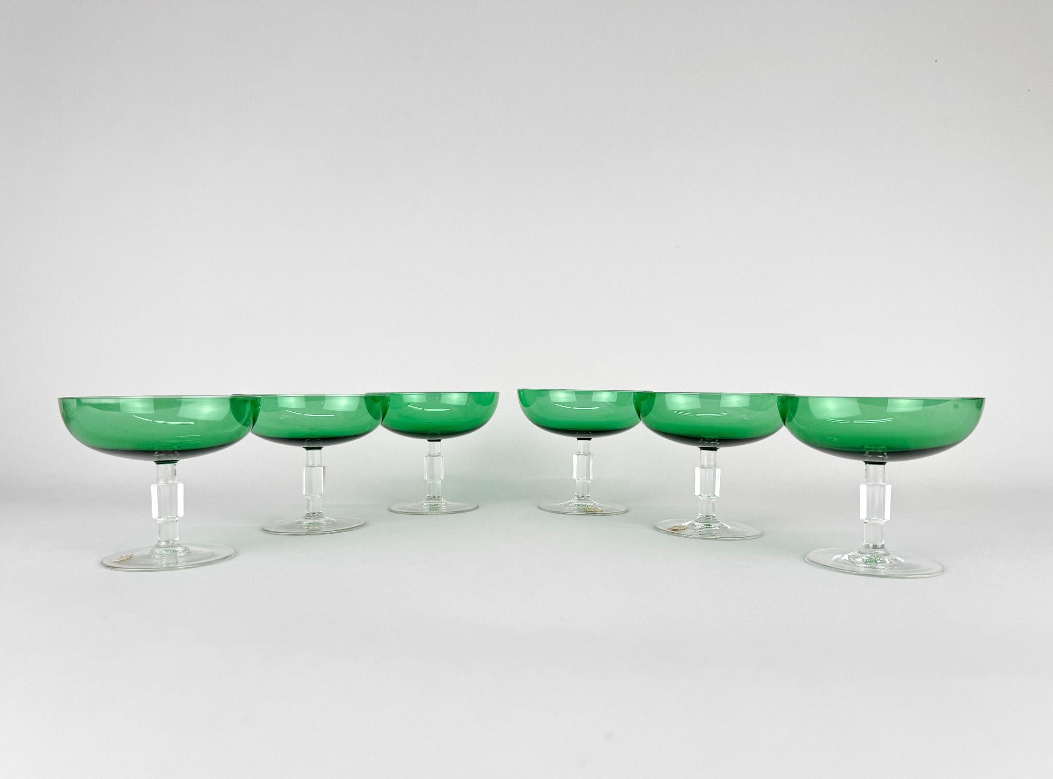 Satz von sechs Art Deco Gläsern auf Stiel aus der ehemaligen Tschecholovakei. Sehr guter Zustand, bis auf einen kleinen Chip (siehe Foto).