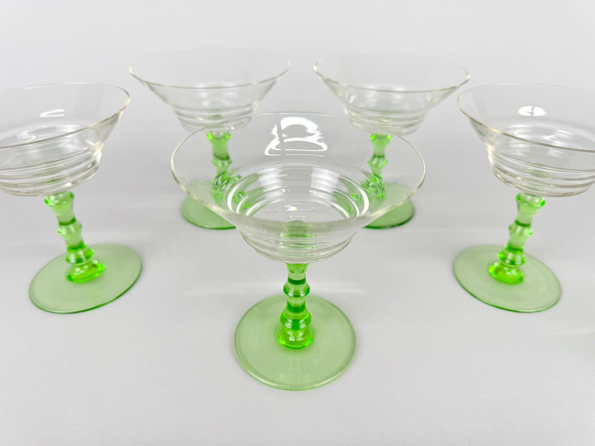 Set von sechs Art-Déco-Gläsern mit Stempeln, Tschechoslowakei (20. Jahrhundert) im Angebot