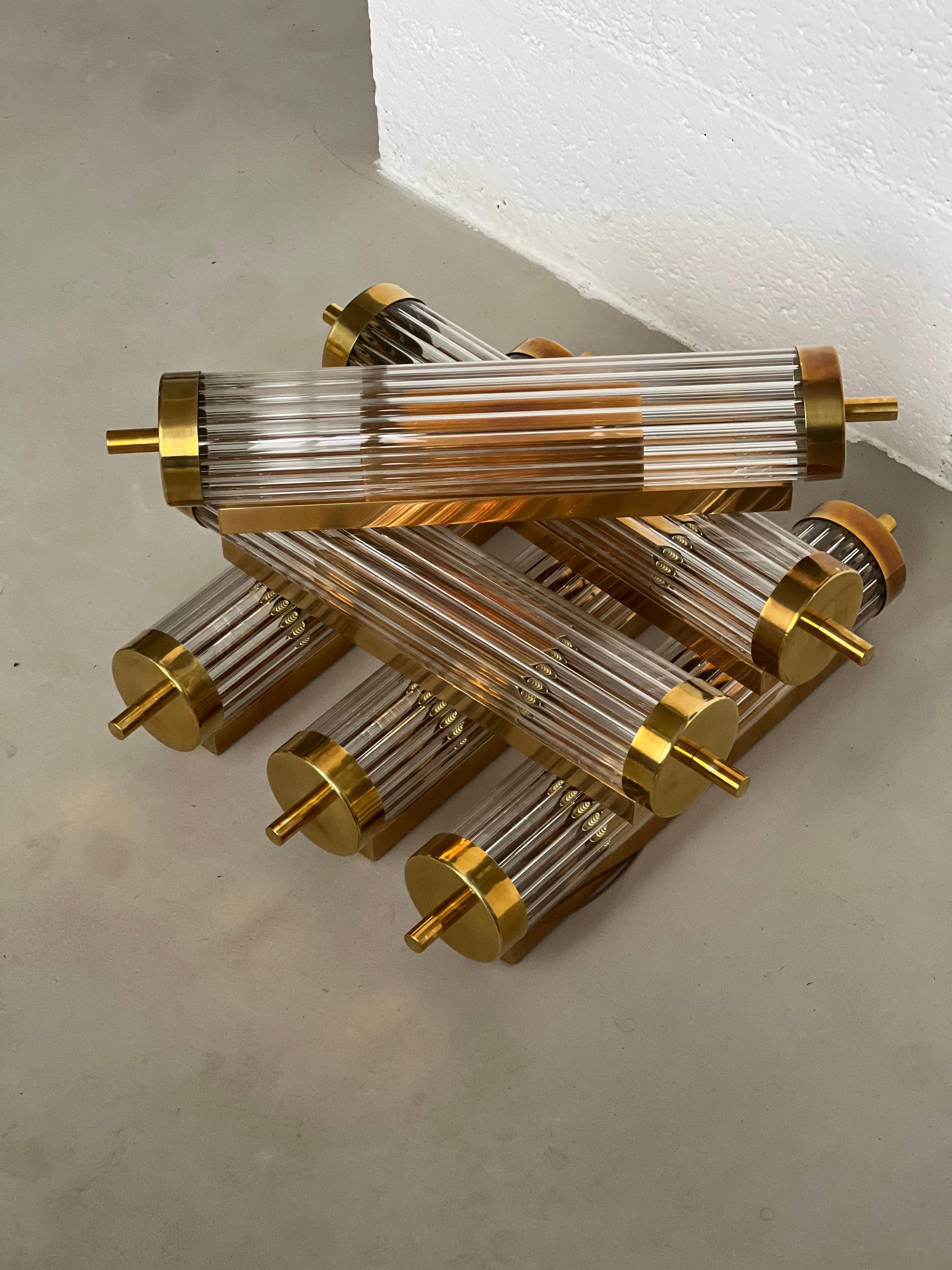 Set of six Art Deco Wall Sconces in Brass and Fluted Glass, Chic Lighting In New Condition For Sale In Milano, IT