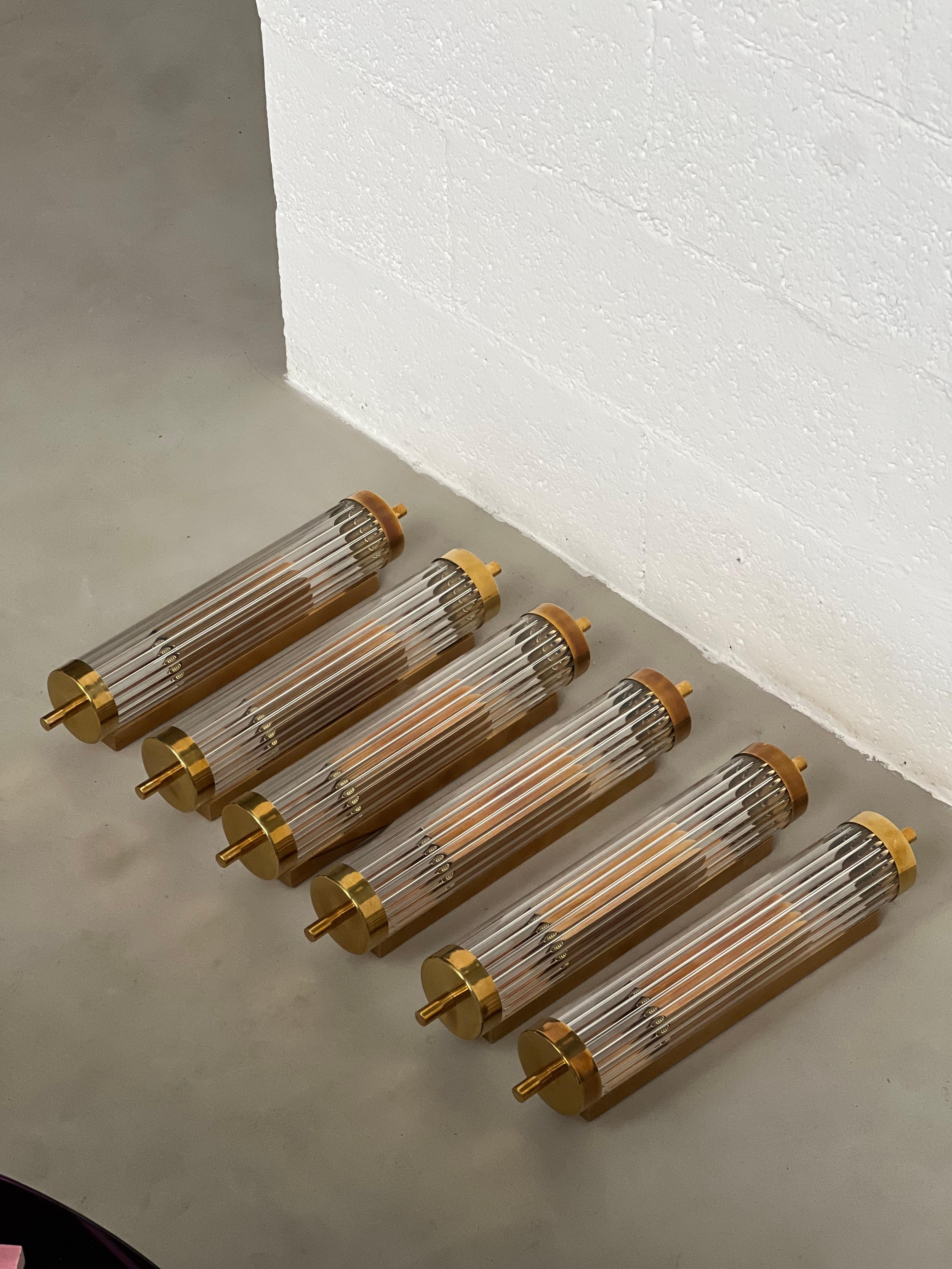 Contemporary Set of six Art Deco Wall Sconces in Brass and Fluted Glass, Chic Lighting For Sale
