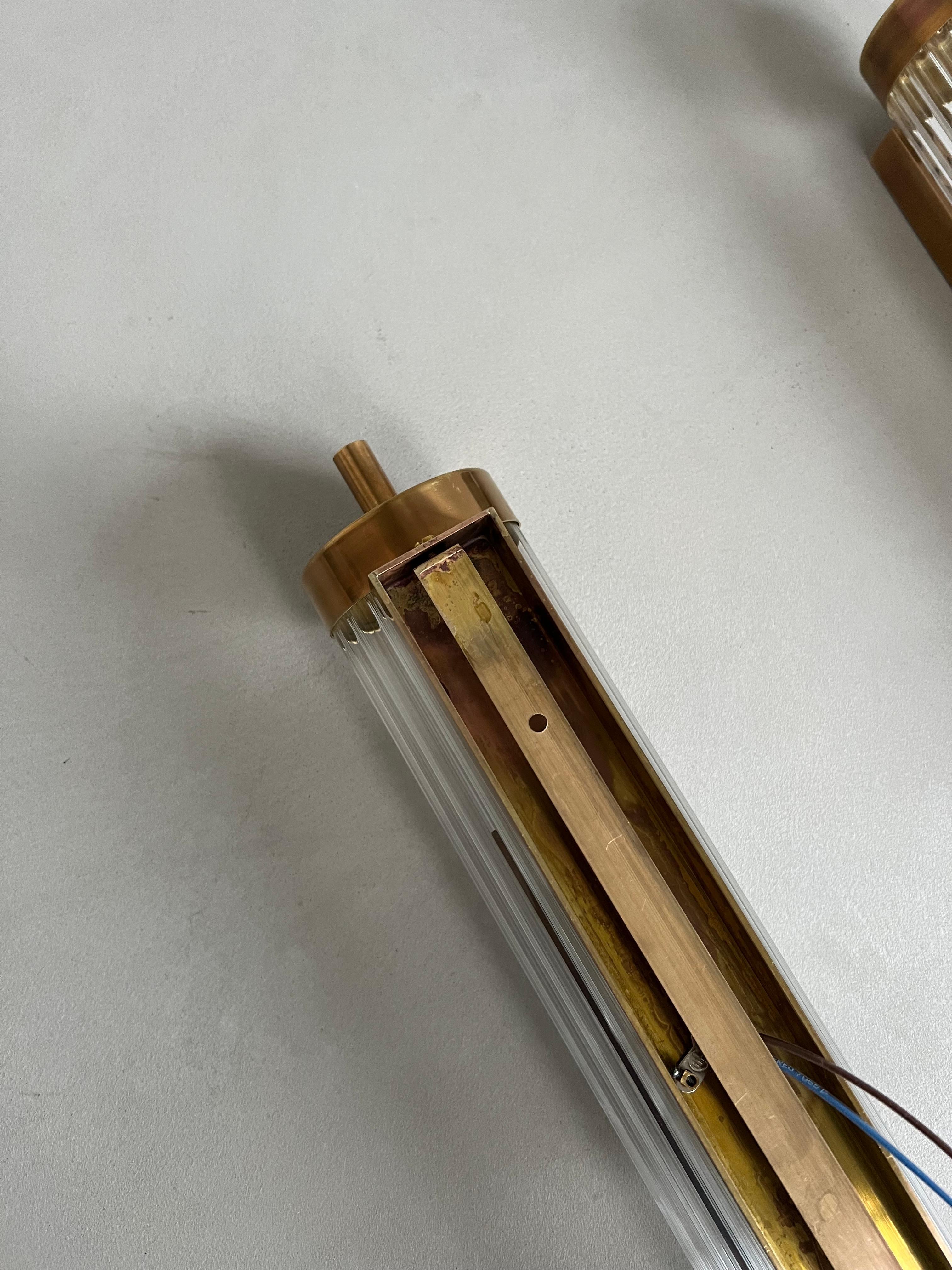 Set of six Art Deco Wall Sconces in Brass and Fluted Glass, Chic Lighting For Sale 2