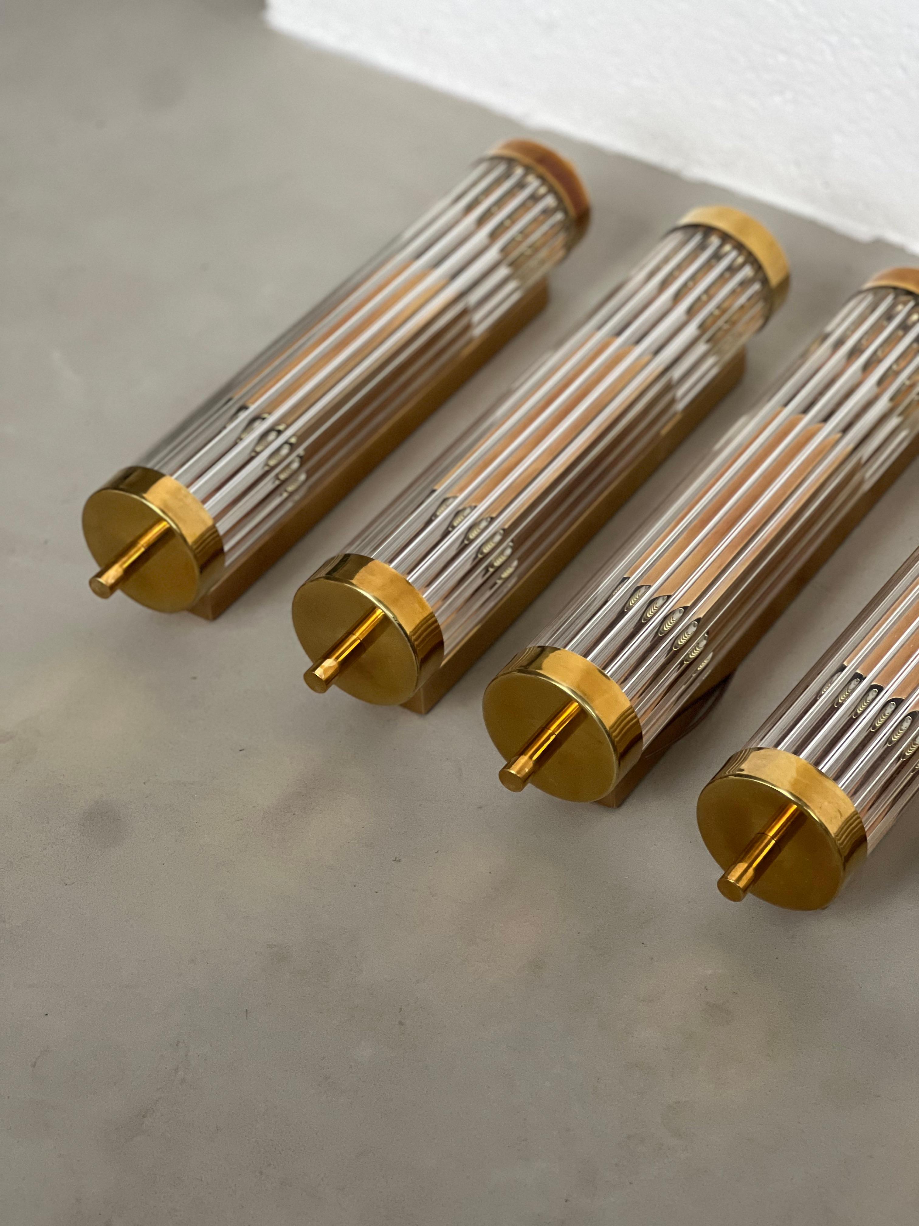 Set of six Art Deco Wall Sconces in Brass and Fluted Glass, Chic Lighting For Sale 3