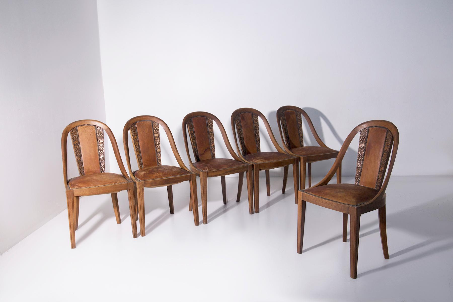 Set of Six Italian Liberty Style Chairs - Early 20th Century with Carved Grape Motifs and Original Leather
Add a touch of timeless elegance and refined Italian craftsmanship to your interior with this exquisite set of six Liberty style chairs,