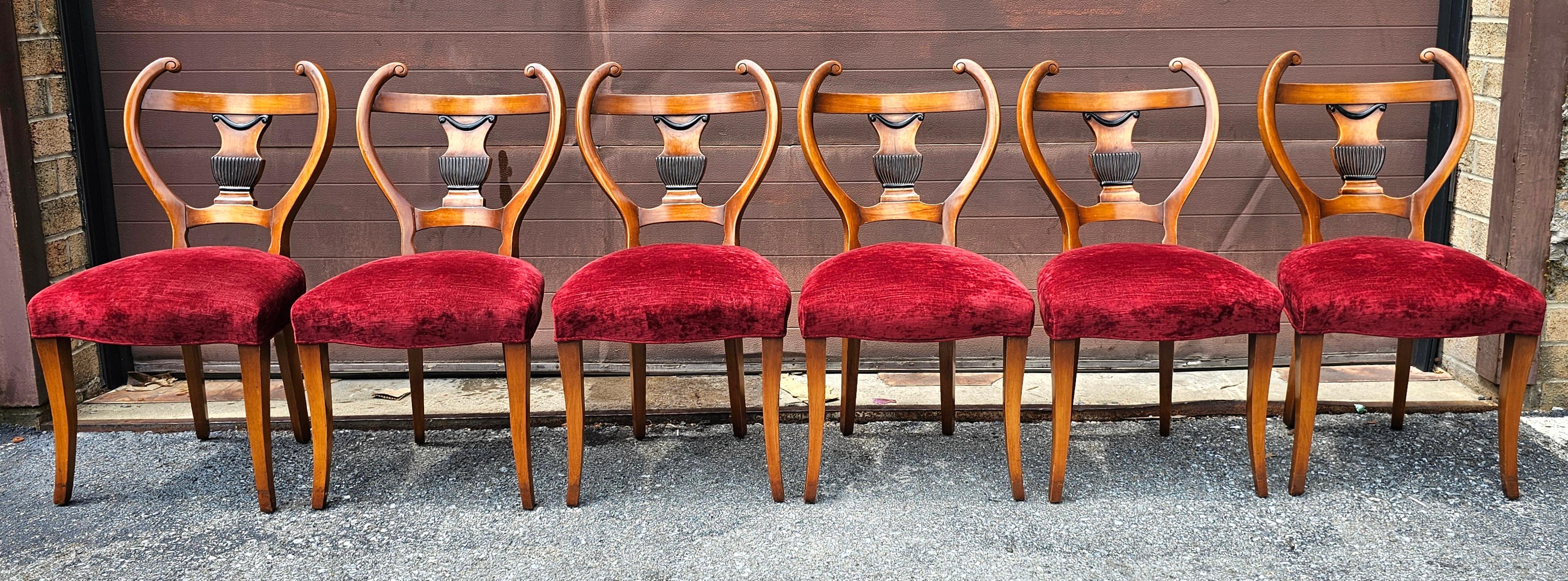 Juego de seis sillas de comedor Biedermeier austriacas con respaldo en forma de lira, hacia 1850.
Construcción muy sólida. Asiento firme y acolchado de terciopelo rojo Newer. El respaldo en forma de lira está adornado con una tablilla que representa