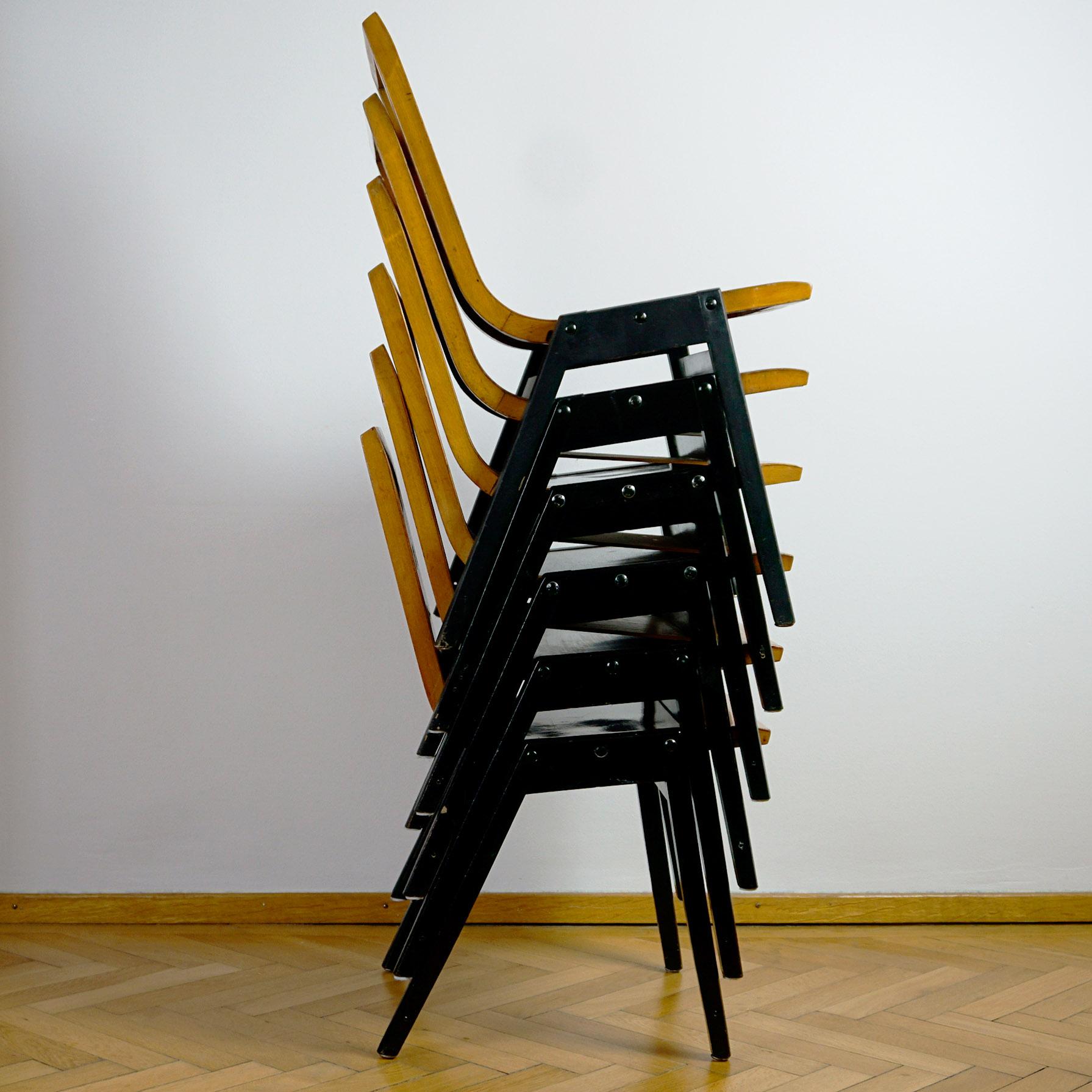 Ein Satz von sechs stapelbaren Stühlen aus Buchensperrholz, entworfen von Prof. Roland Rainer im Jahr 1951.
Roland Rainer verwendete diese Stühle für die Wiener Stadthalle in den Jahren 1956-1962. Der Stuhl wurde danach als der bekannte