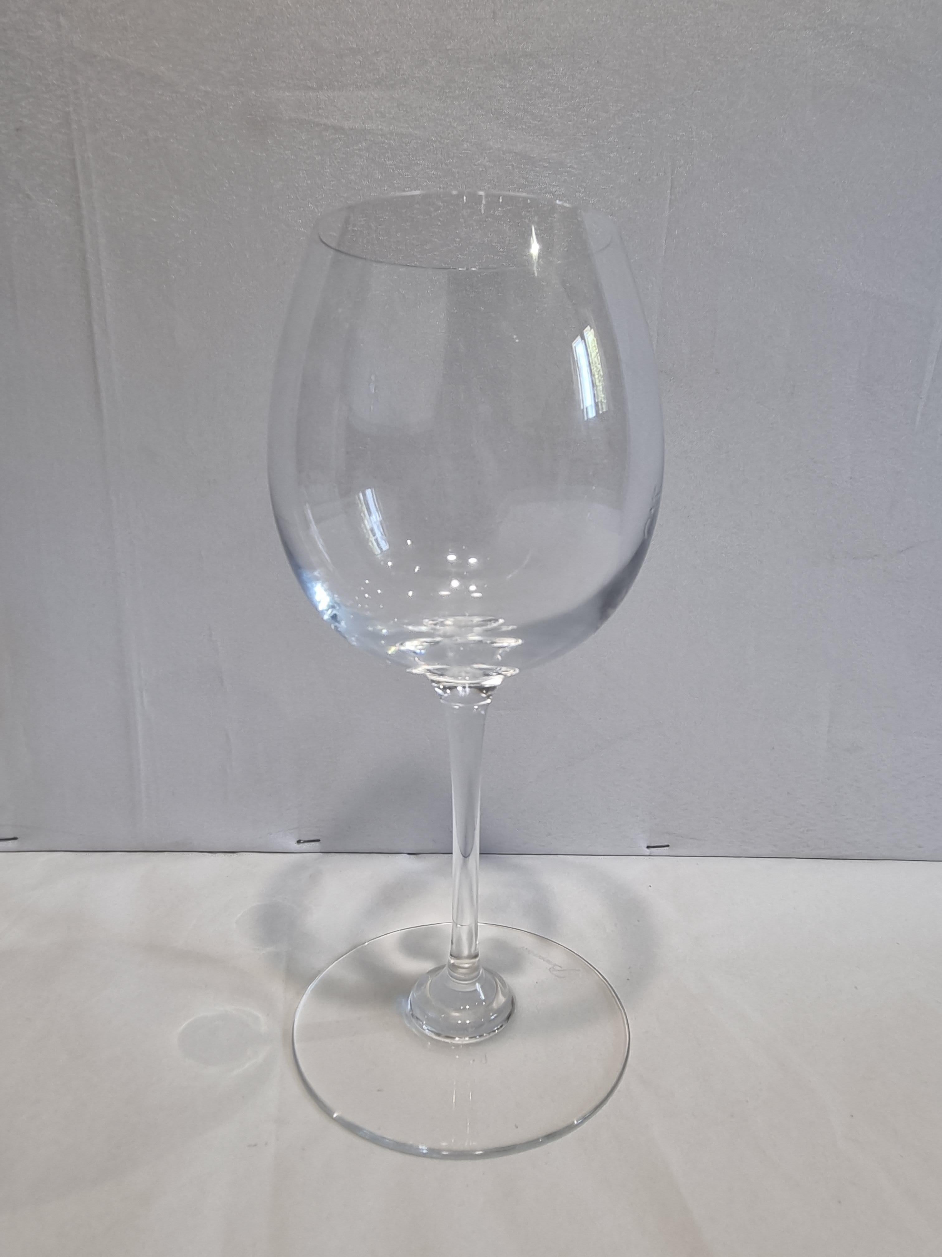 En  La copa de cata Bourgogne Oenologie tiene una estética clásica y un diseño resuelto. La forma de cuenco abre la profundidad aromática del bouquet del vino, maximizando su sabroso equilibrio de fruta y acidez.
Copas de vino para una mesa