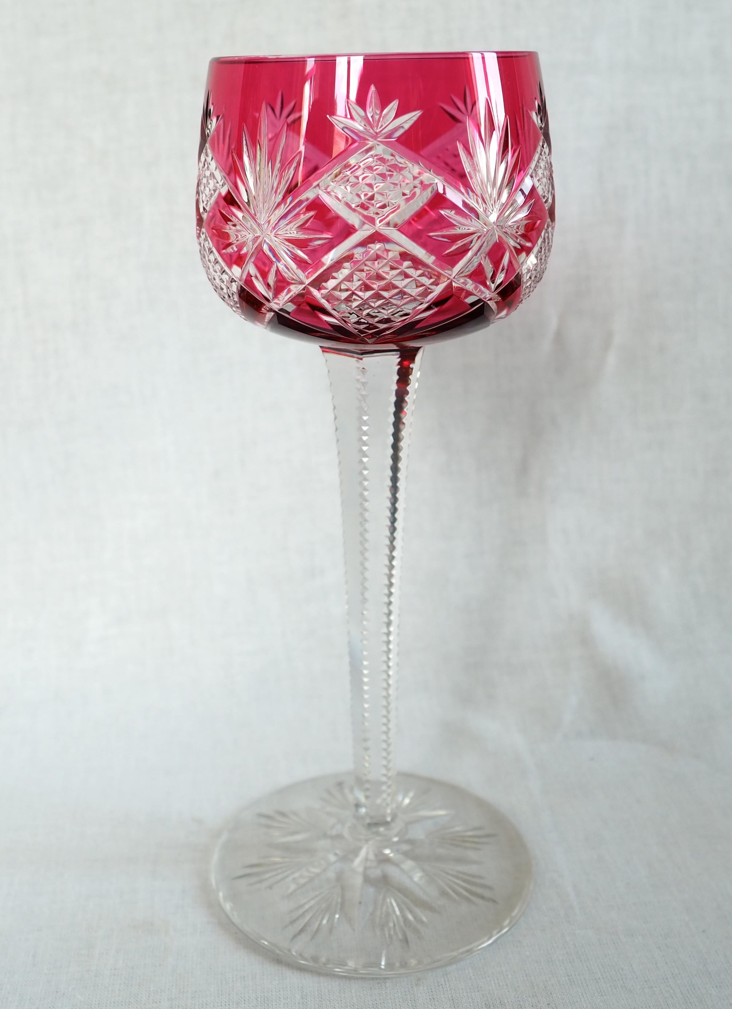 Ensemble de six verres Baccarat, cristal taillé à la main, overlay rose, modèle Hyères.
Lunettes anciennes vers 1920, non signées.
Hyeres est un motif de coupe très sophistiqué répertorié dans le catalogue de vaisselle de 1916 sous la forme 10833 et