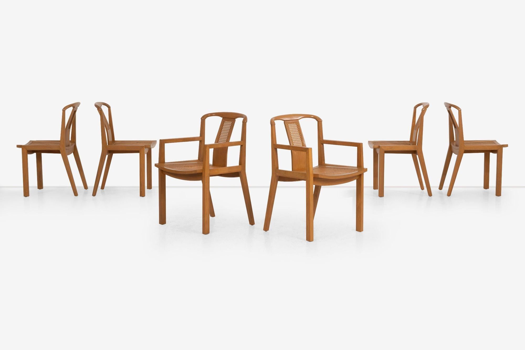 Set di sei sedie da pranzo Baker
Caratterizzato da eleganti sedute e schienali in canna. Rinomata per la sua superiore maestria, Baker Furniture offre pezzi senza tempo che fondono perfettamente stile e comfort.
Il set comprende:
Poltrone