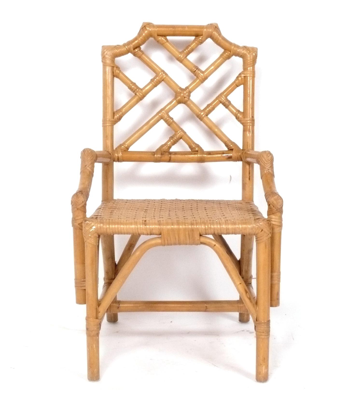 Set di sei sedie da pranzo con schienale in bambù e rattan, America, anni '70 circa. Il set è composto da due poltrone e quattro sedie laterali. 