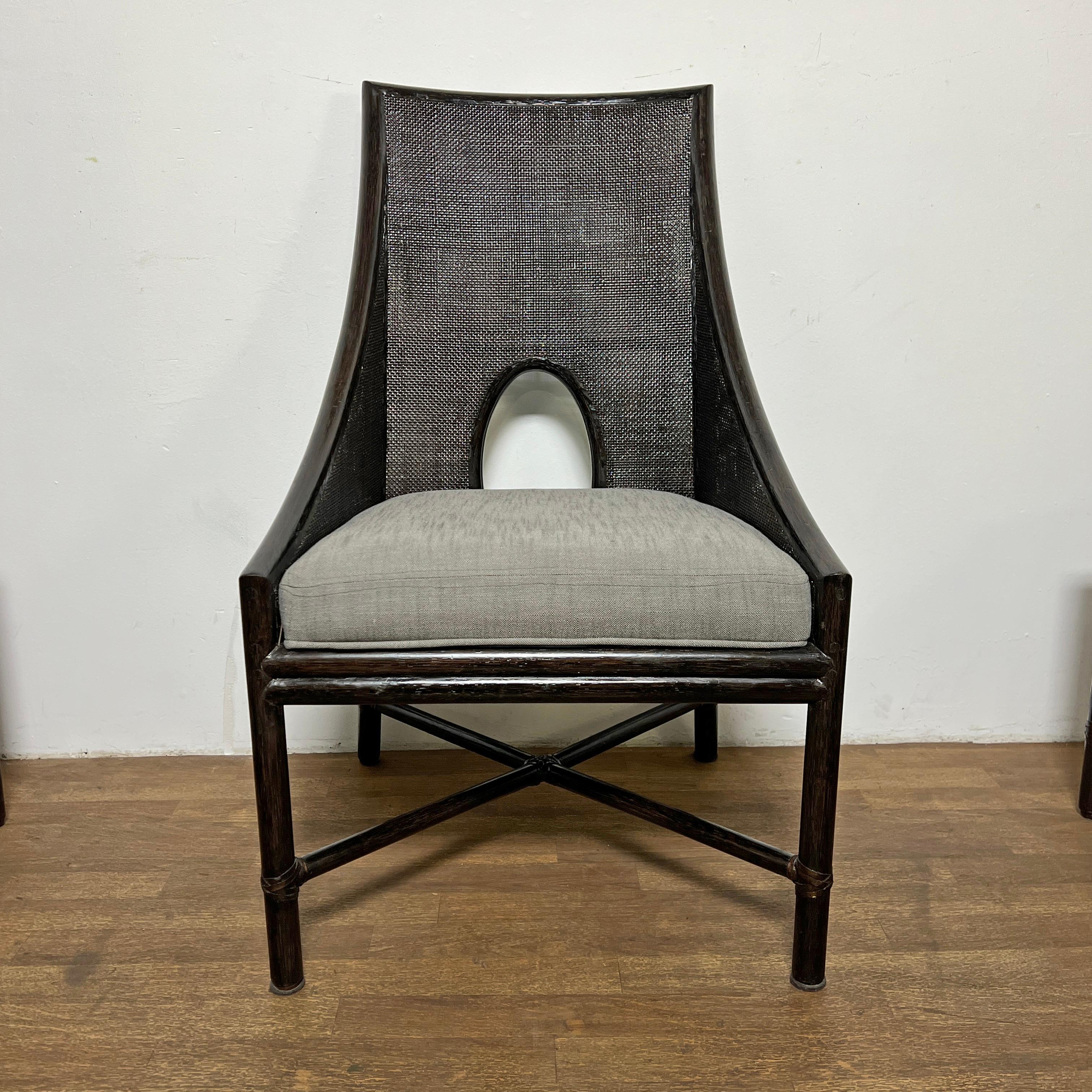 Ensemble de six fauteuils de salle à manger conçus par Barbara Barry pour Baker/McGuire. Leurs armatures en rotin d'influence régence sont tissées avec un fin cannage à double maille et présentent des évents arqués dans les dossiers des sièges.