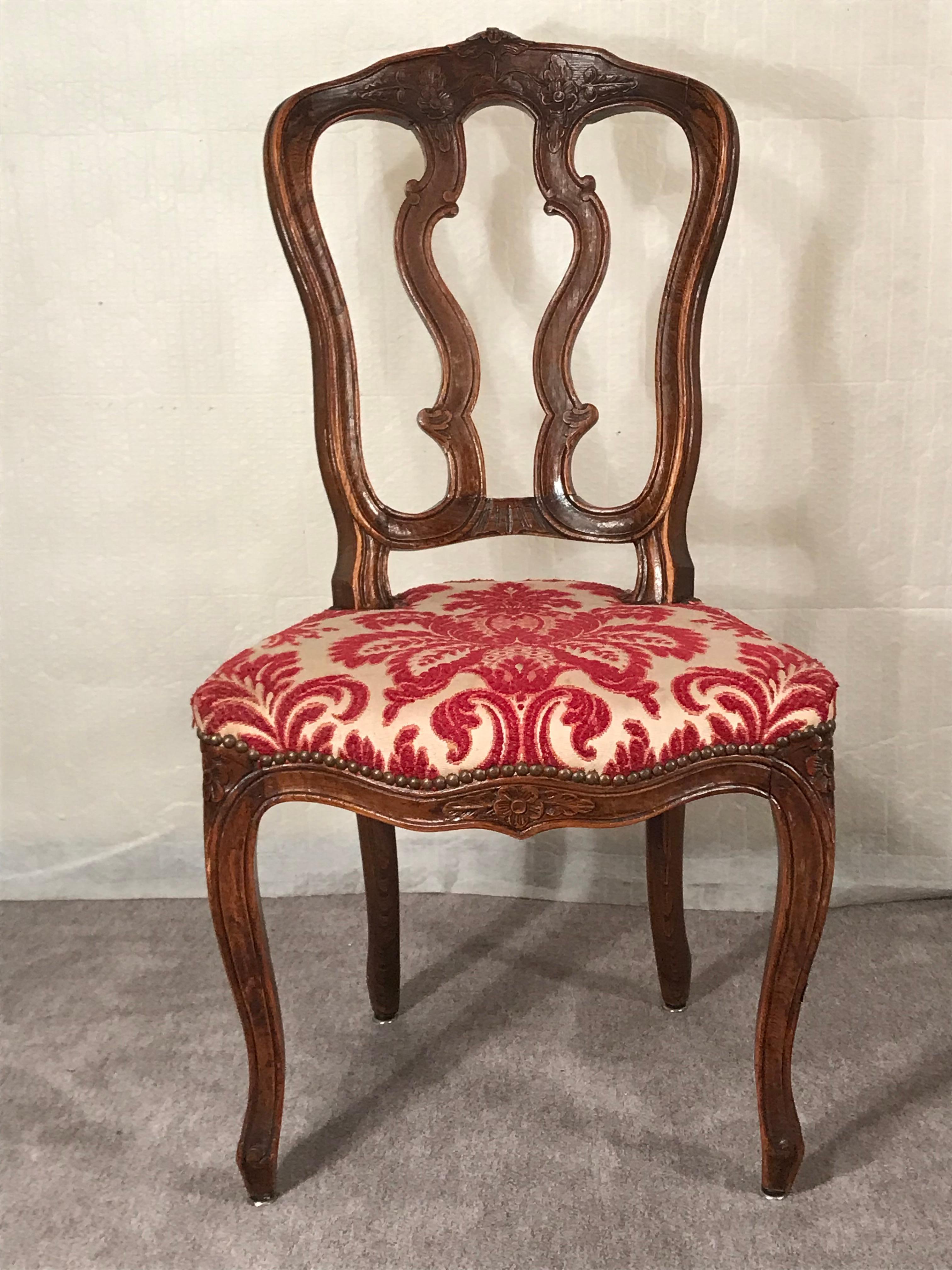 This original set of 6 Baroque chairs comes from France and dates back to around 1760. These pretty 18th century chairs are made of hand carved oak. They are decorated with fine rocaille and flower decorations. 
The chairs are in original