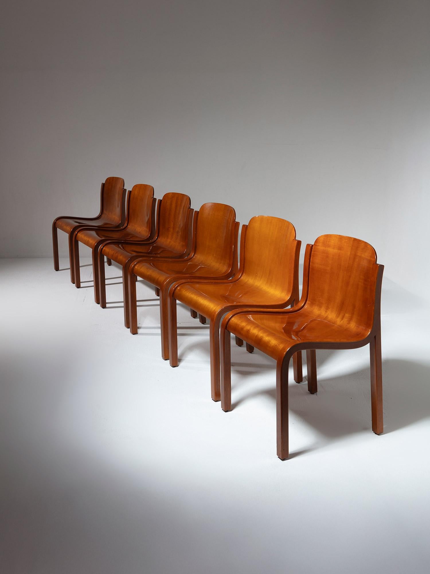 Ensemble de six chaises de salle à manger en contreplaqué par Carlo Bartoli pour T70.
Six autres chaises sont disponibles en finition bleue, voir la dernière image.