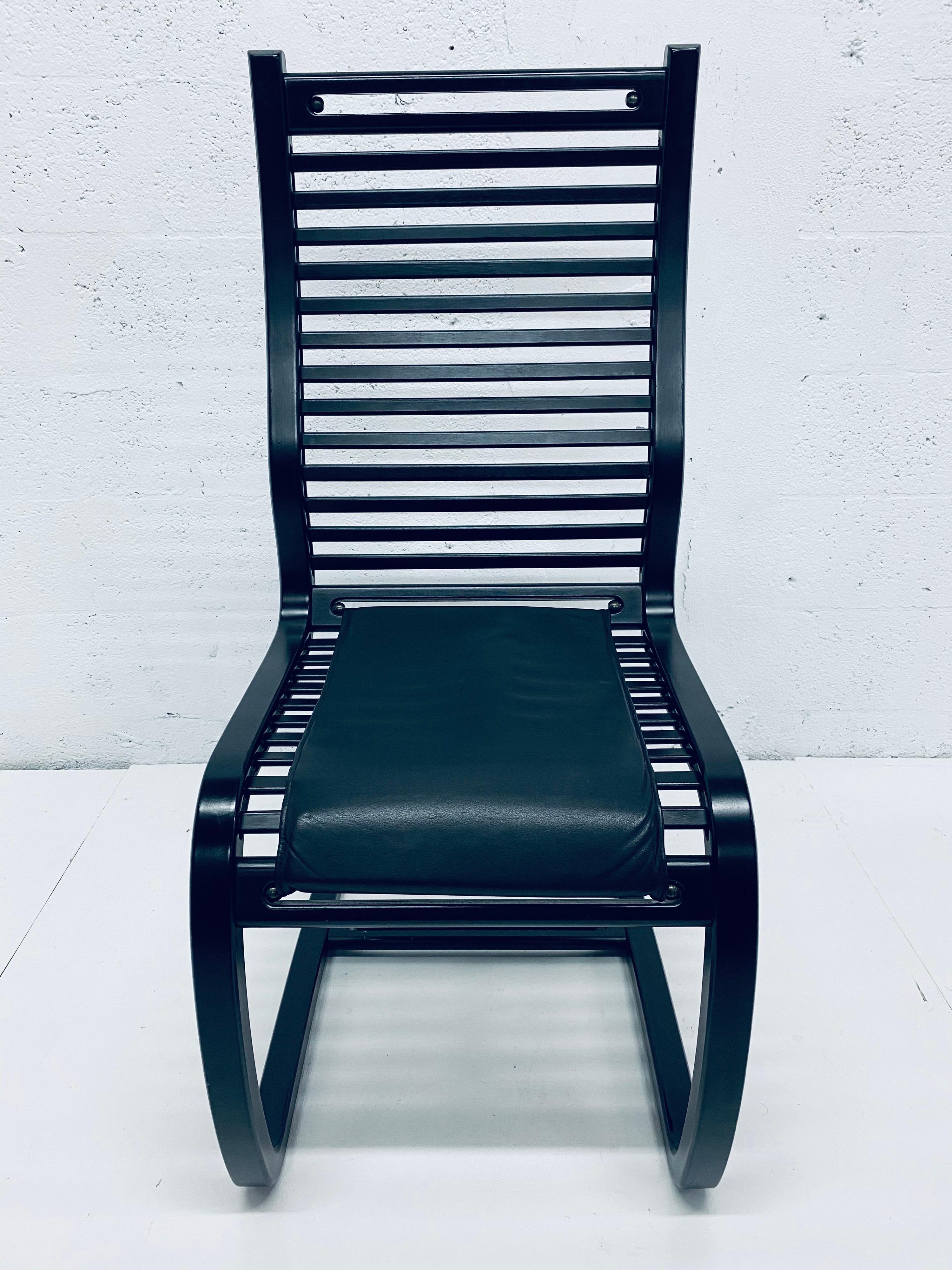 Six chaises de salle à manger en porte-à-faux en lattes de bois teinté ébène avec coussins en Naugahyde noir, conçues par Terje Hope pour Westnofa, années 1980.  Design très confortable basé sur la période Bauhaus / Art déco et Memphis Milano.
