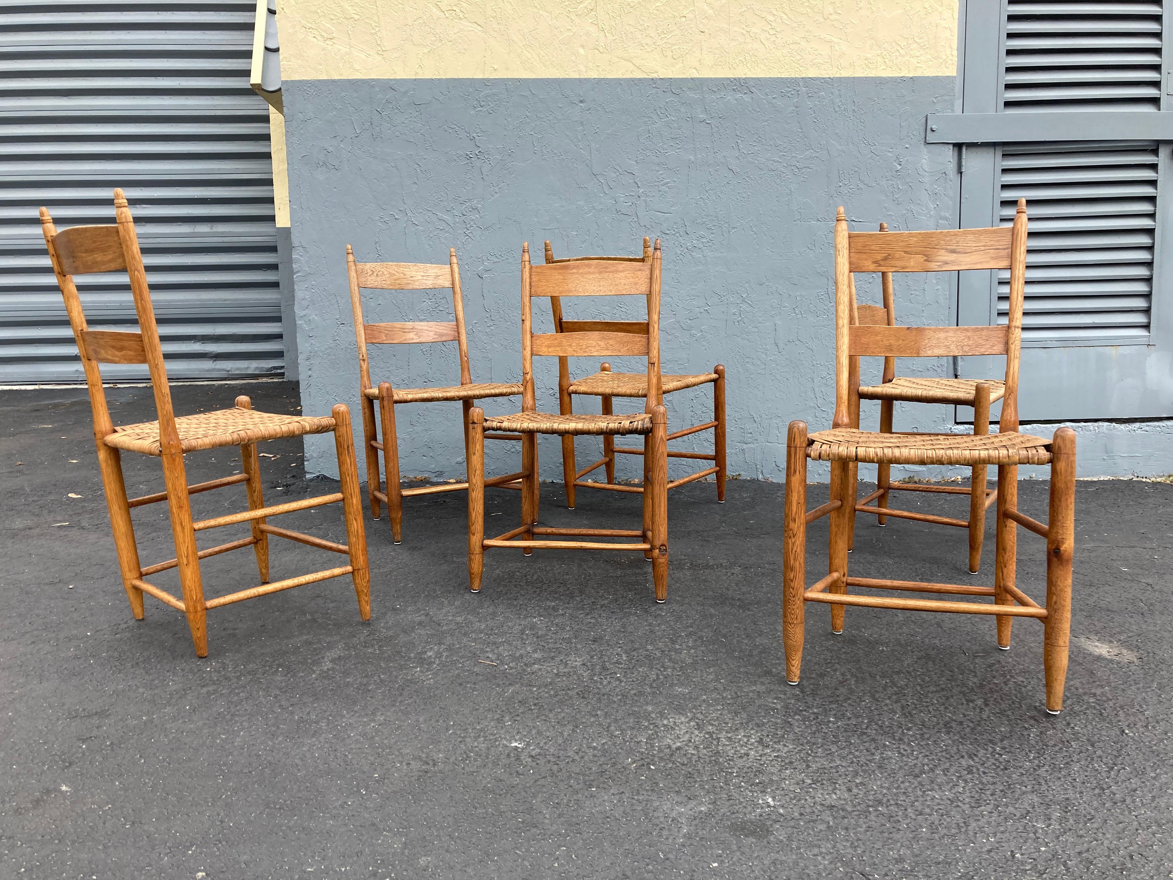 Bel ensemble de six chaises à manger anciennes, chaque chaise est unique et de taille un peu différente. Fabriqué en Virginie, 1880.