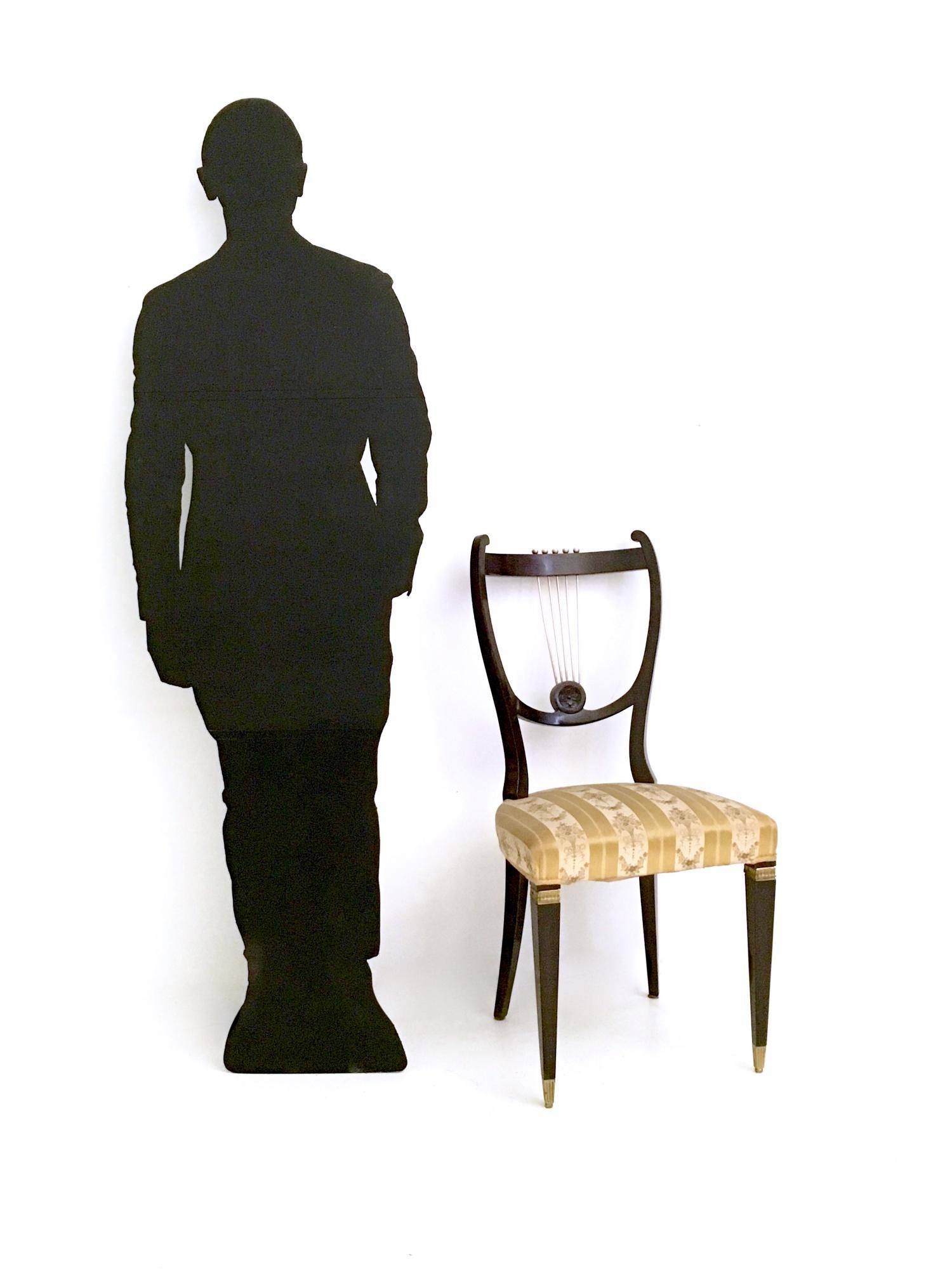 Fabriqué en Italie, années 1940 - 1950.
Ces chaises présentent une structure en hêtre avec des détails en laiton et en bronze. 
Leur cadre est en très bon état d'origine, mais la tapisserie est d'origine et en état discret. Ils ont besoin d'être