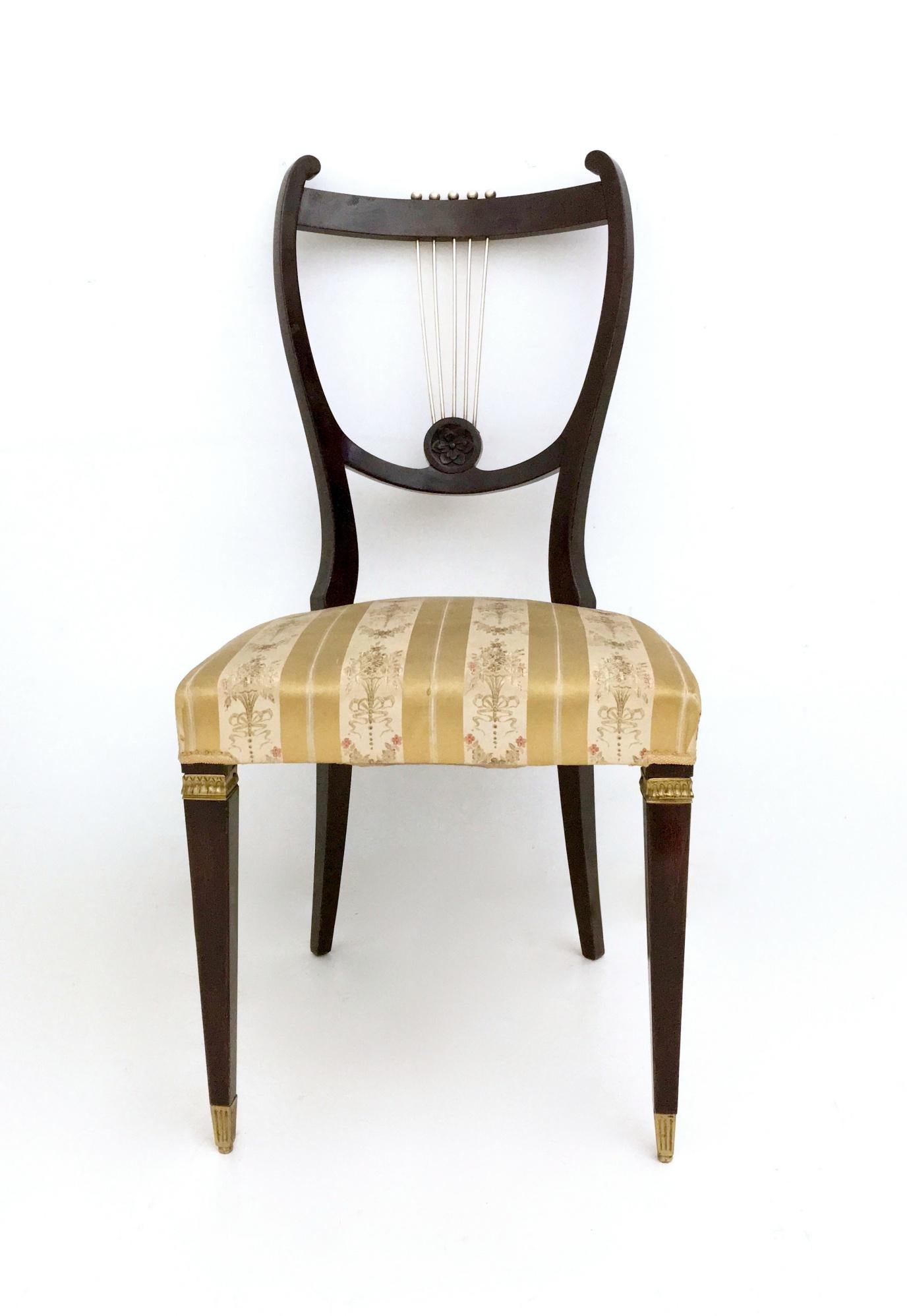 italien Ensemble de six chaises de salle à manger vintage en hêtre et laiton avec tissu Goldenrod, Italie en vente